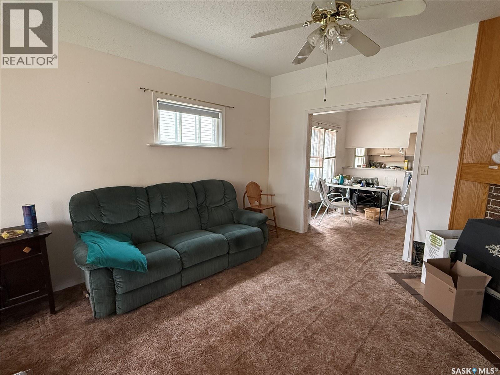 439 Assiniboia Street, Weyburn, SK - Indoor Photo Showing Living Room