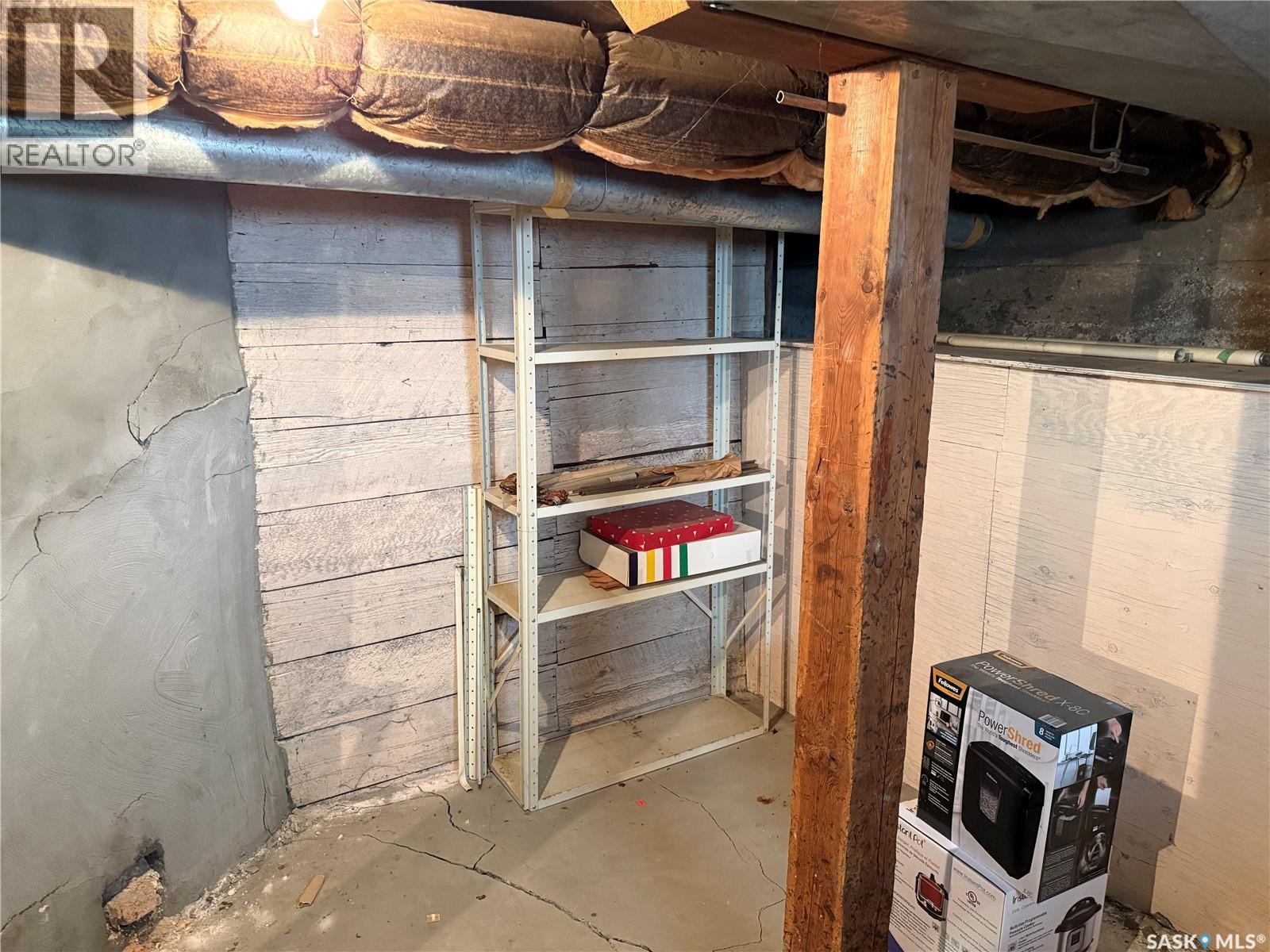 439 Assiniboia Street, Weyburn, SK - Indoor