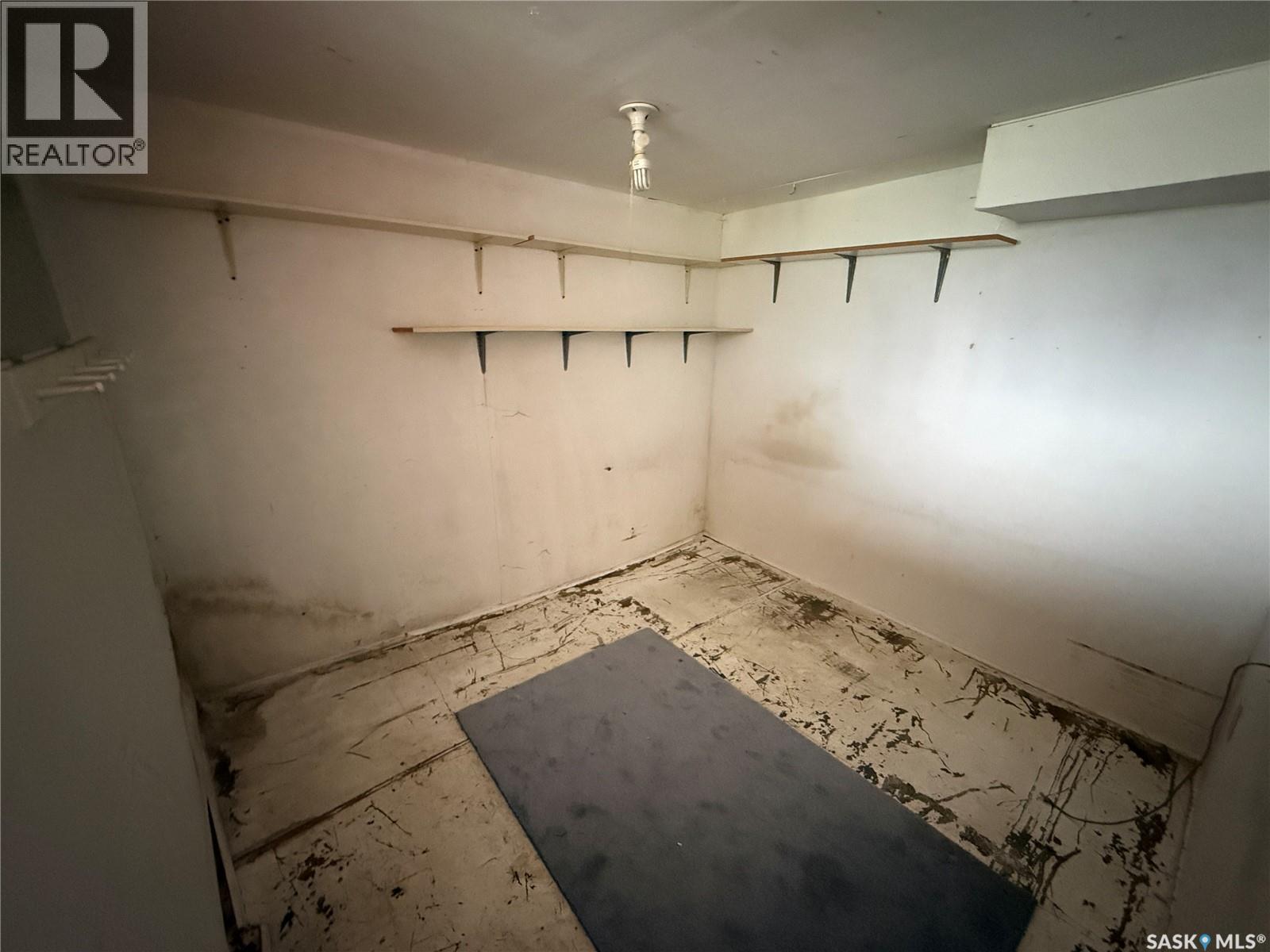 439 Assiniboia Street, Weyburn, SK - Indoor Photo Showing Garage