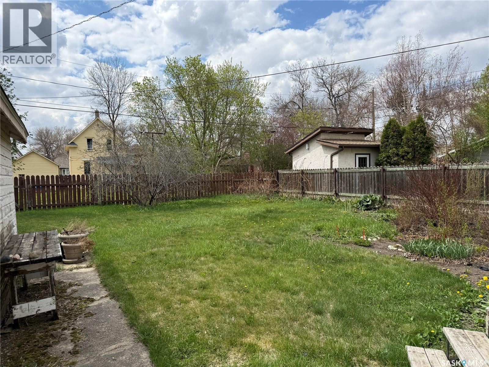439 Assiniboia Street, Weyburn, SK - Outdoor