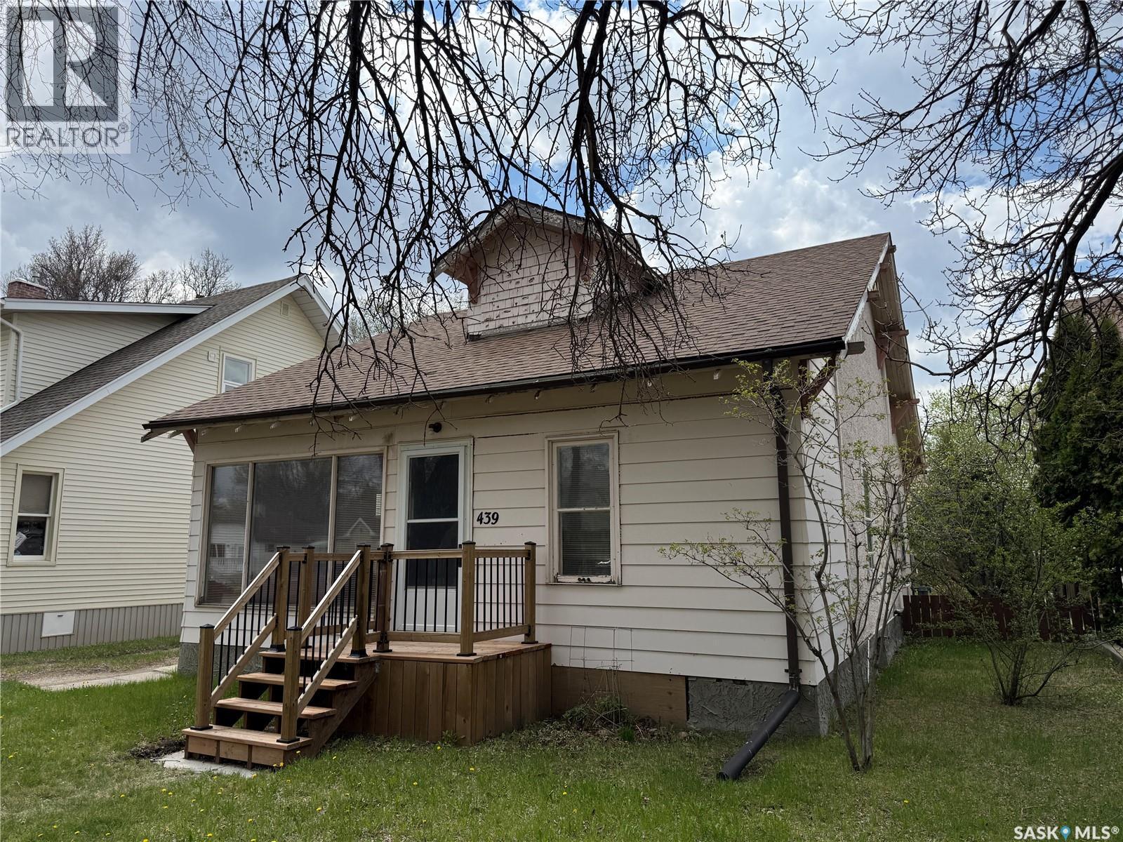439 Assiniboia Street, Weyburn, SK - Outdoor