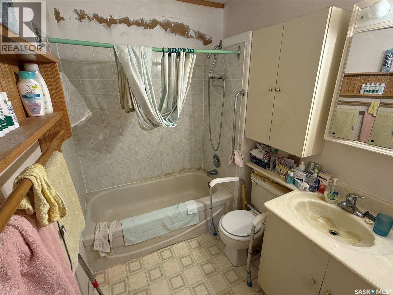 439 Assiniboia Street, Weyburn, SK - Indoor Photo Showing Bathroom