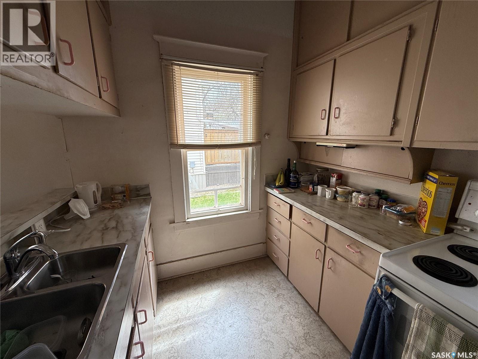 439 Assiniboia Street, Weyburn, SK - Indoor Photo Showing Kitchen