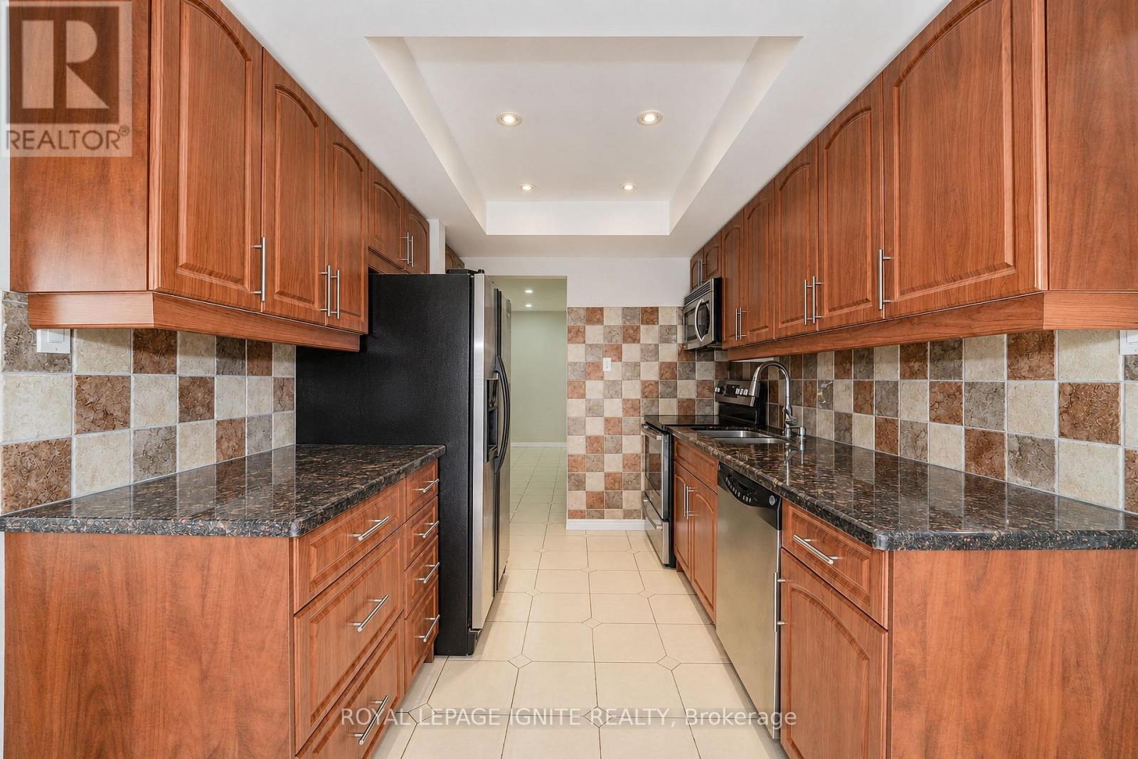 21 Halfmoon Square, Toronto, ON - Indoor Photo Showing Kitchen