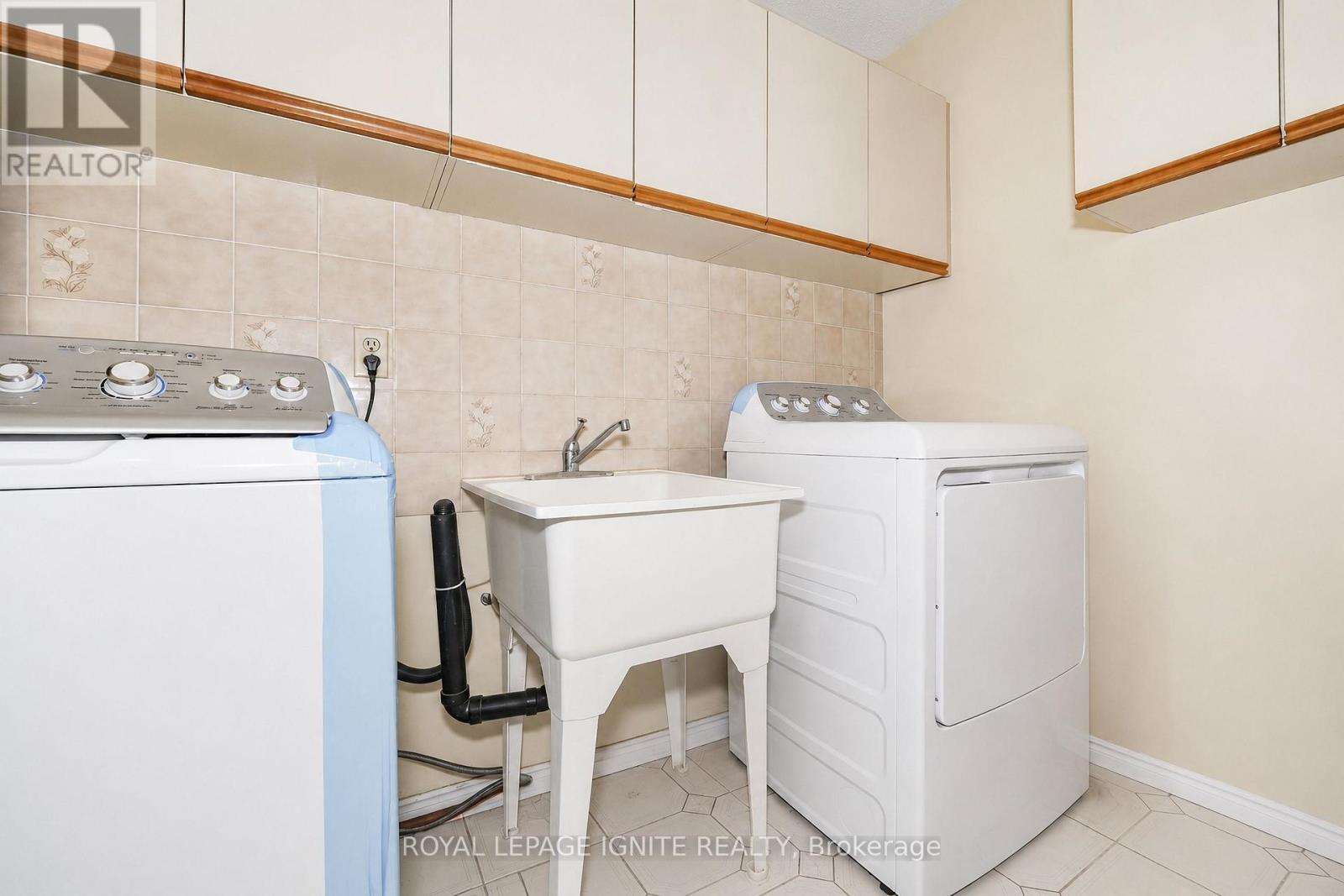 21 Halfmoon Square, Toronto, ON - Indoor Photo Showing Laundry Room