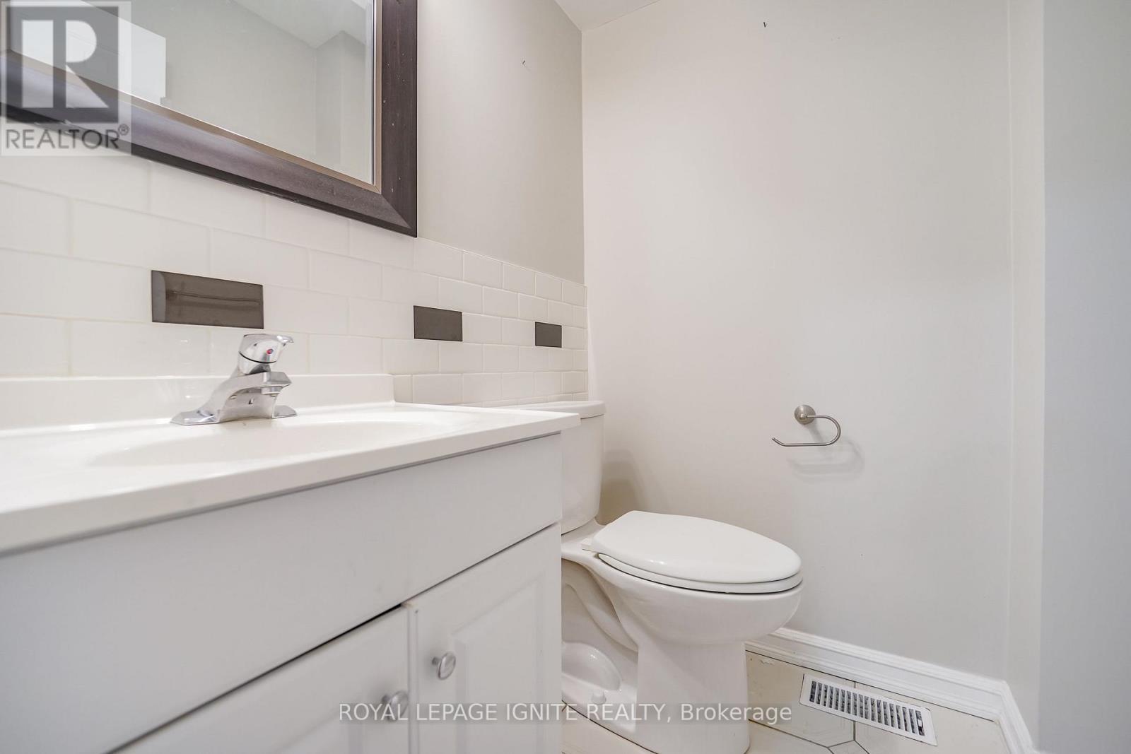 21 Halfmoon Square, Toronto, ON - Indoor Photo Showing Bathroom