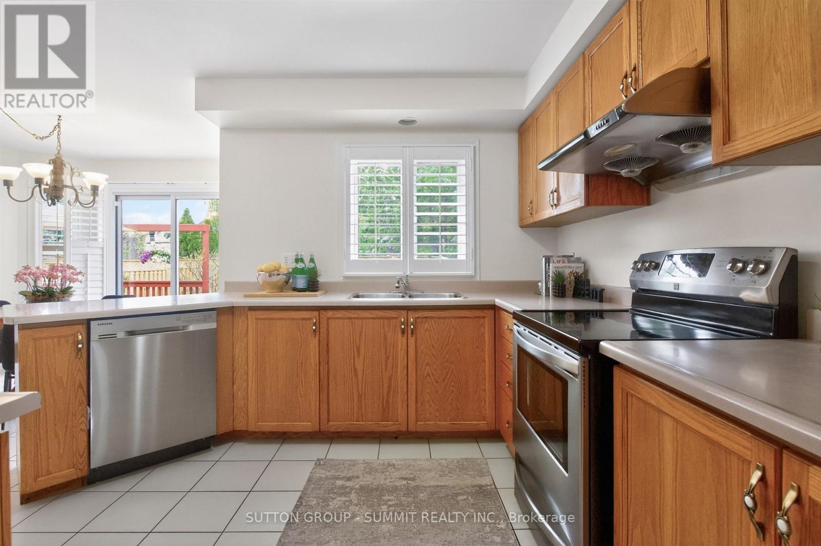 5308 Middlebury Drive, Mississauga, ON - Indoor Photo Showing Kitchen With Double Sink