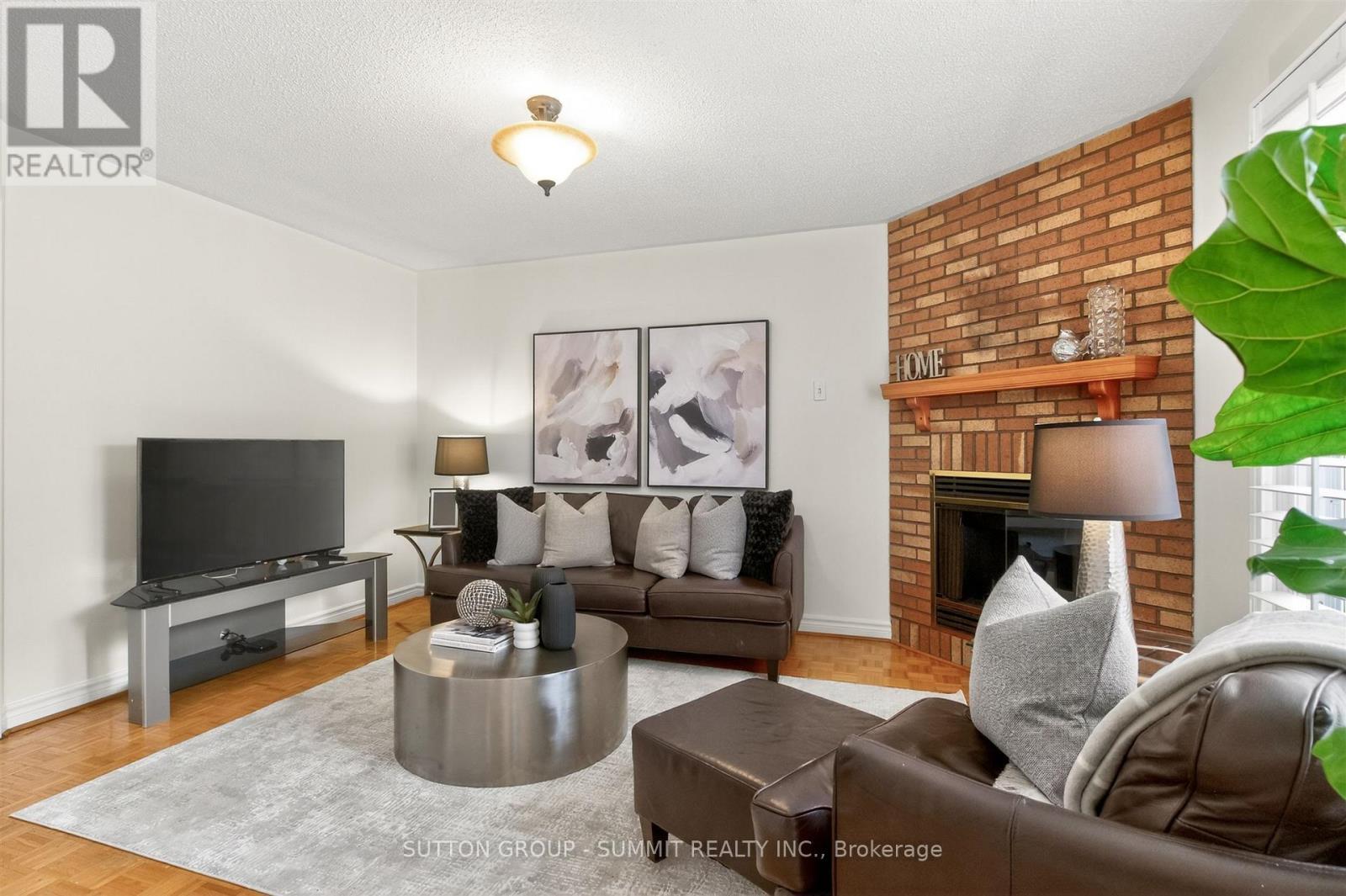 5308 Middlebury Drive, Mississauga, ON - Indoor Photo Showing Living Room With Fireplace