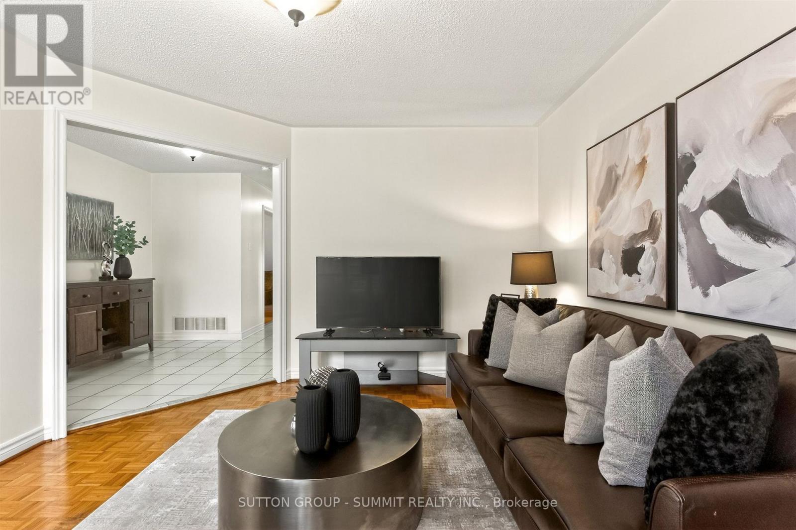 5308 Middlebury Drive, Mississauga, ON - Indoor Photo Showing Living Room