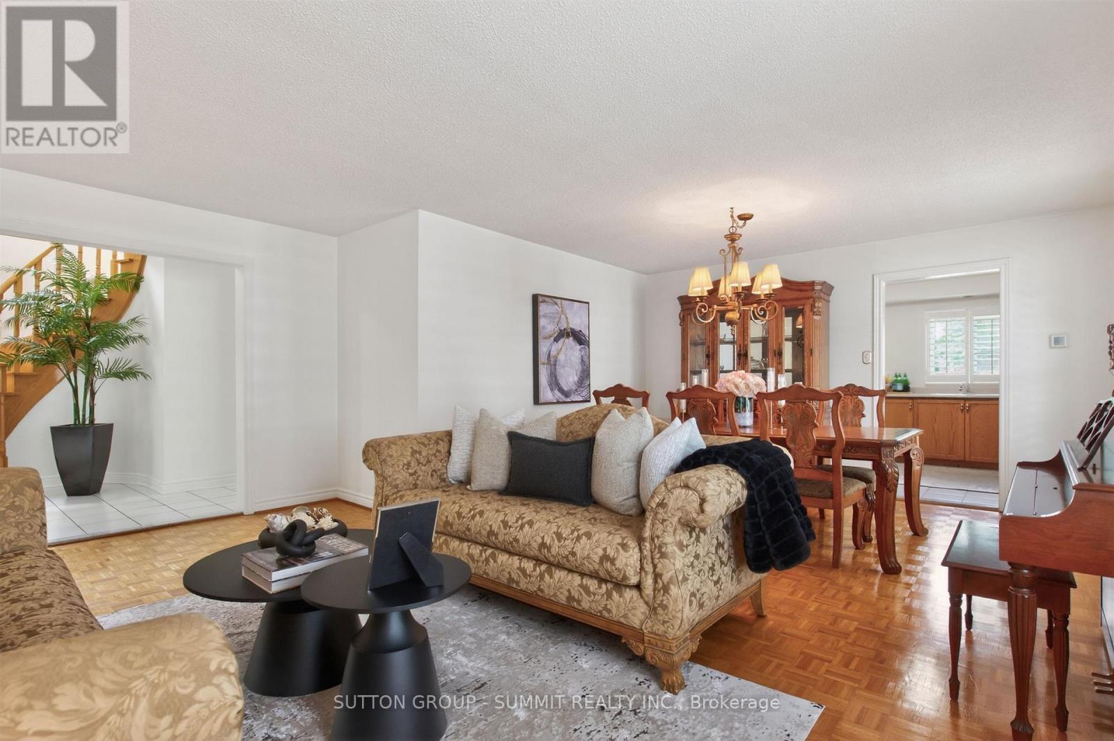 5308 Middlebury Drive, Mississauga, ON - Indoor Photo Showing Living Room