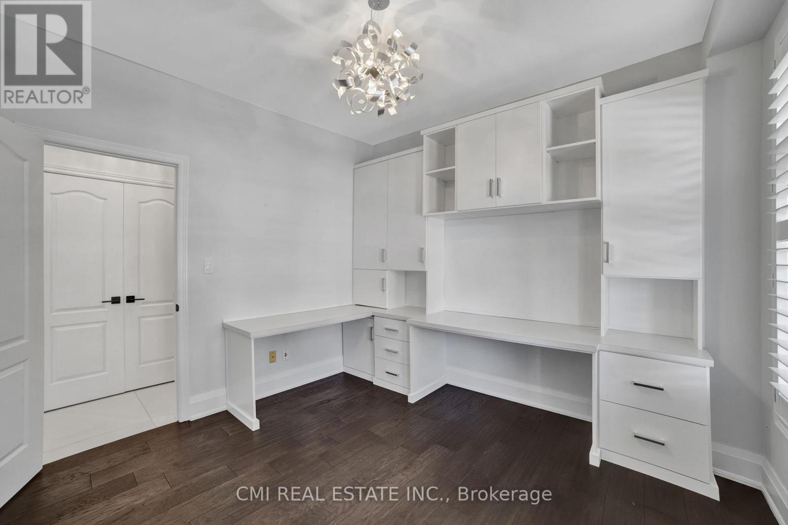 2171 Jardine Crescent, Burlington, ON - Indoor Photo Showing Kitchen With Double Sink With Upgraded Kitchen