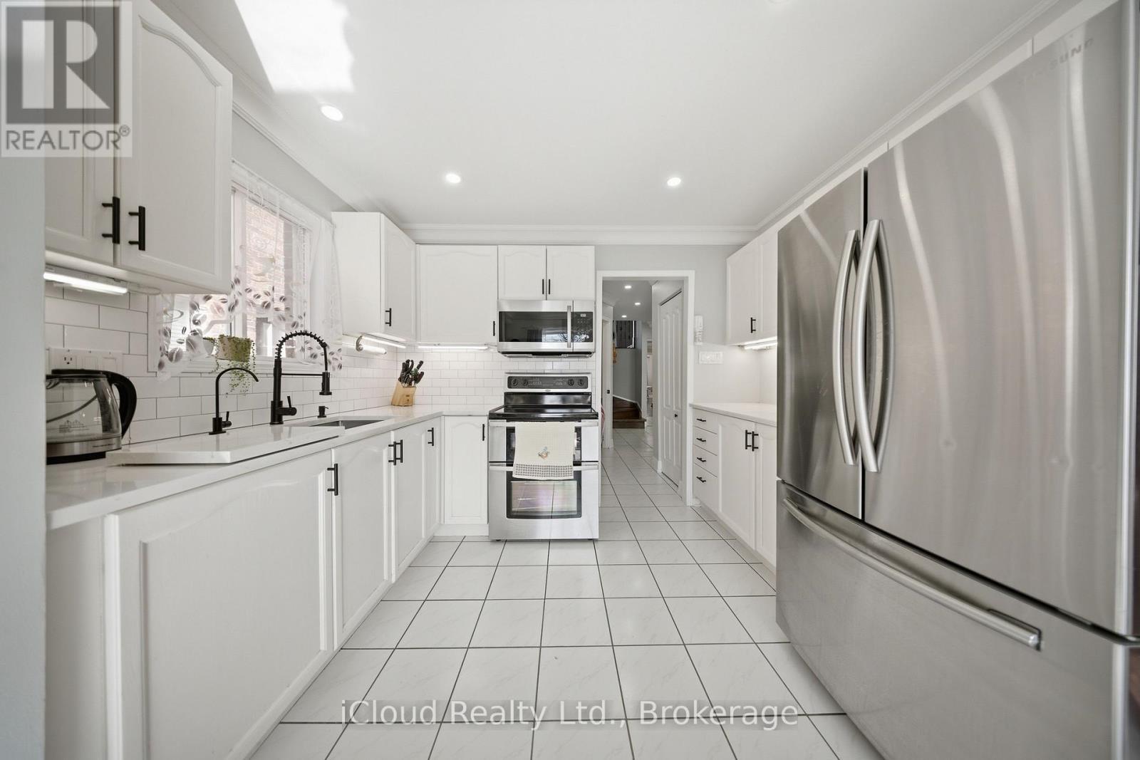 7389 Sandhurst Drive, Mississauga, ON - Indoor Photo Showing Kitchen With Upgraded Kitchen