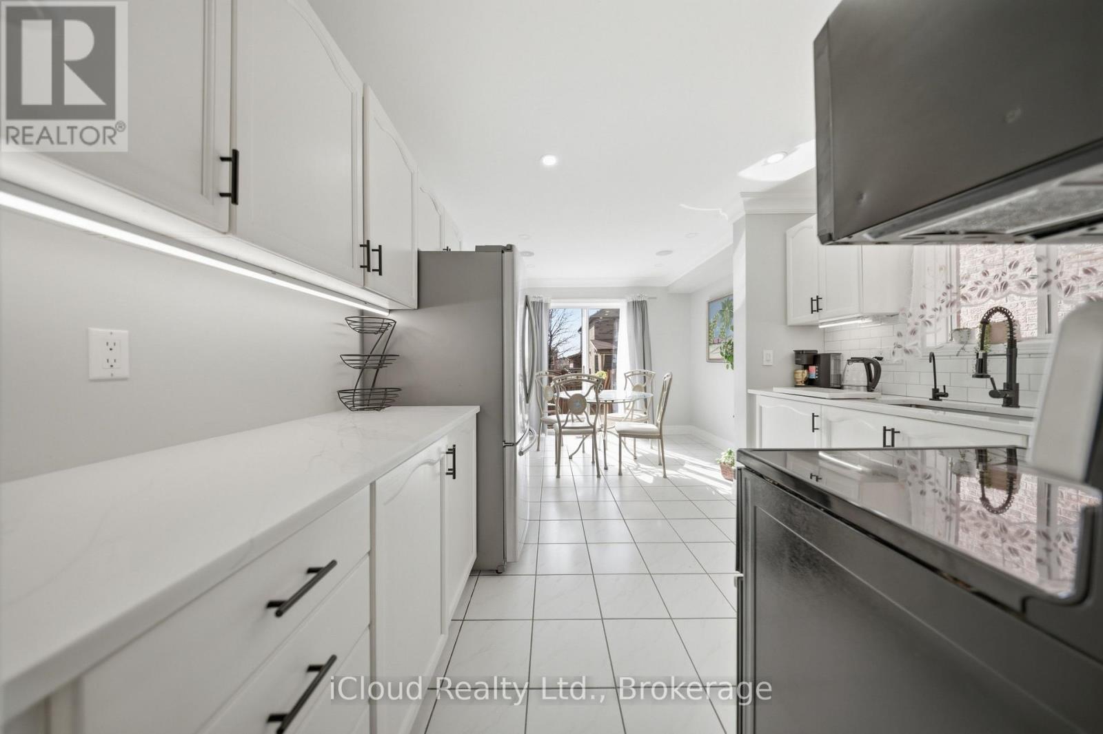 7389 Sandhurst Drive, Mississauga, ON - Indoor Photo Showing Kitchen