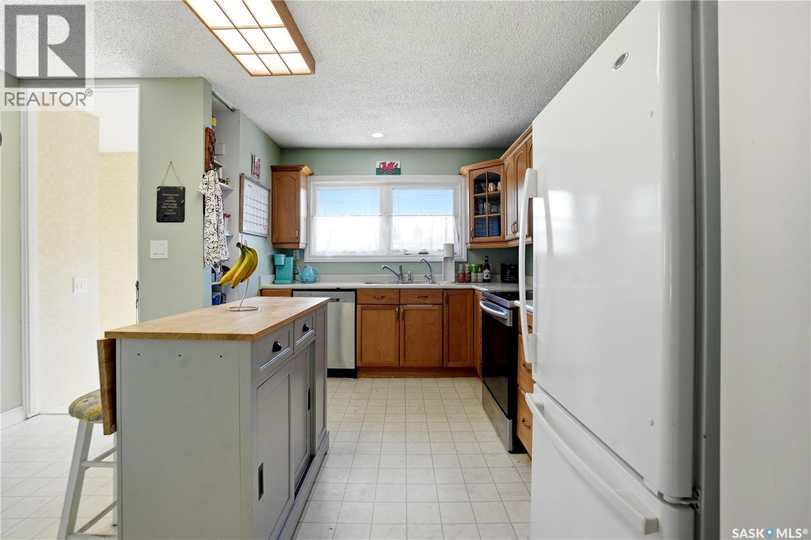 1009 Corman Crescent, Moose Jaw, SK - Indoor Photo Showing Kitchen