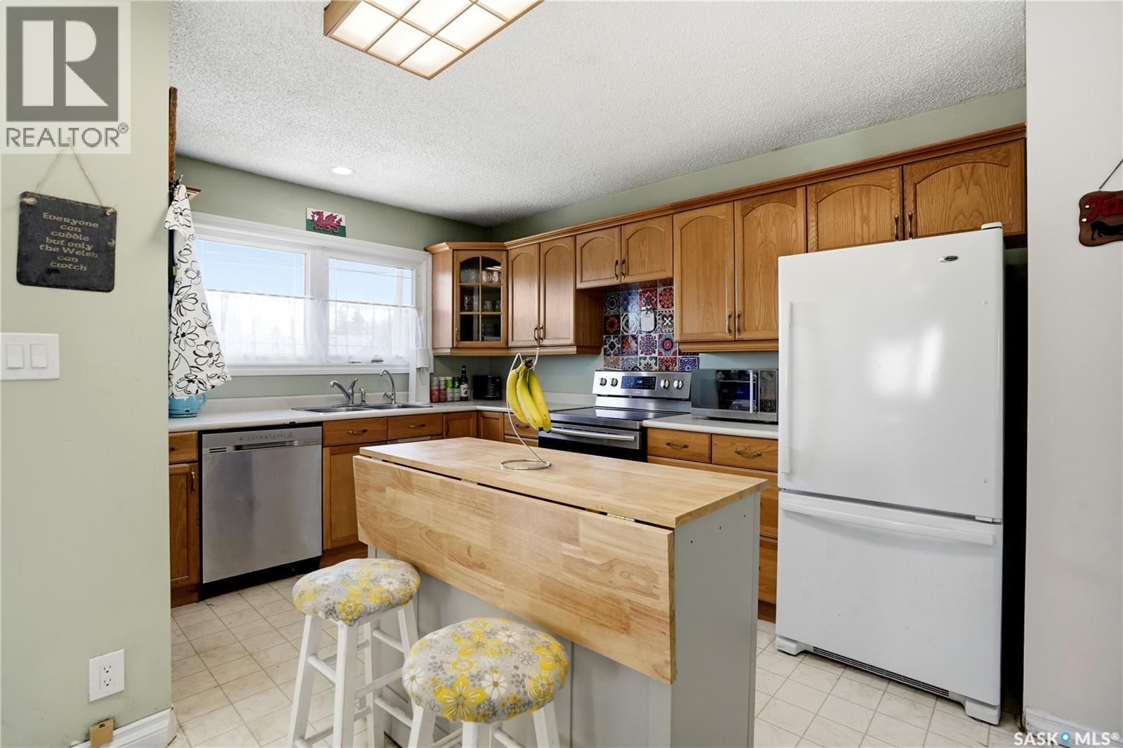 1009 Corman Crescent, Moose Jaw, SK - Indoor Photo Showing Kitchen
