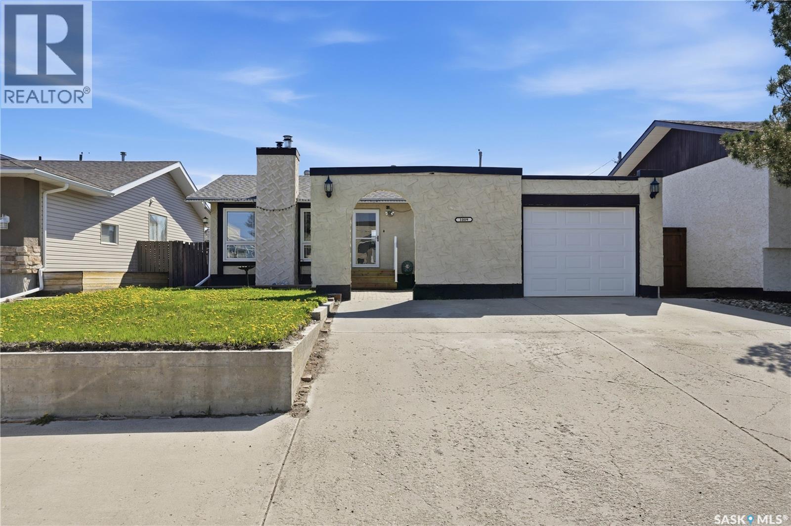 1009 Corman Crescent, Moose Jaw, SK - Outdoor