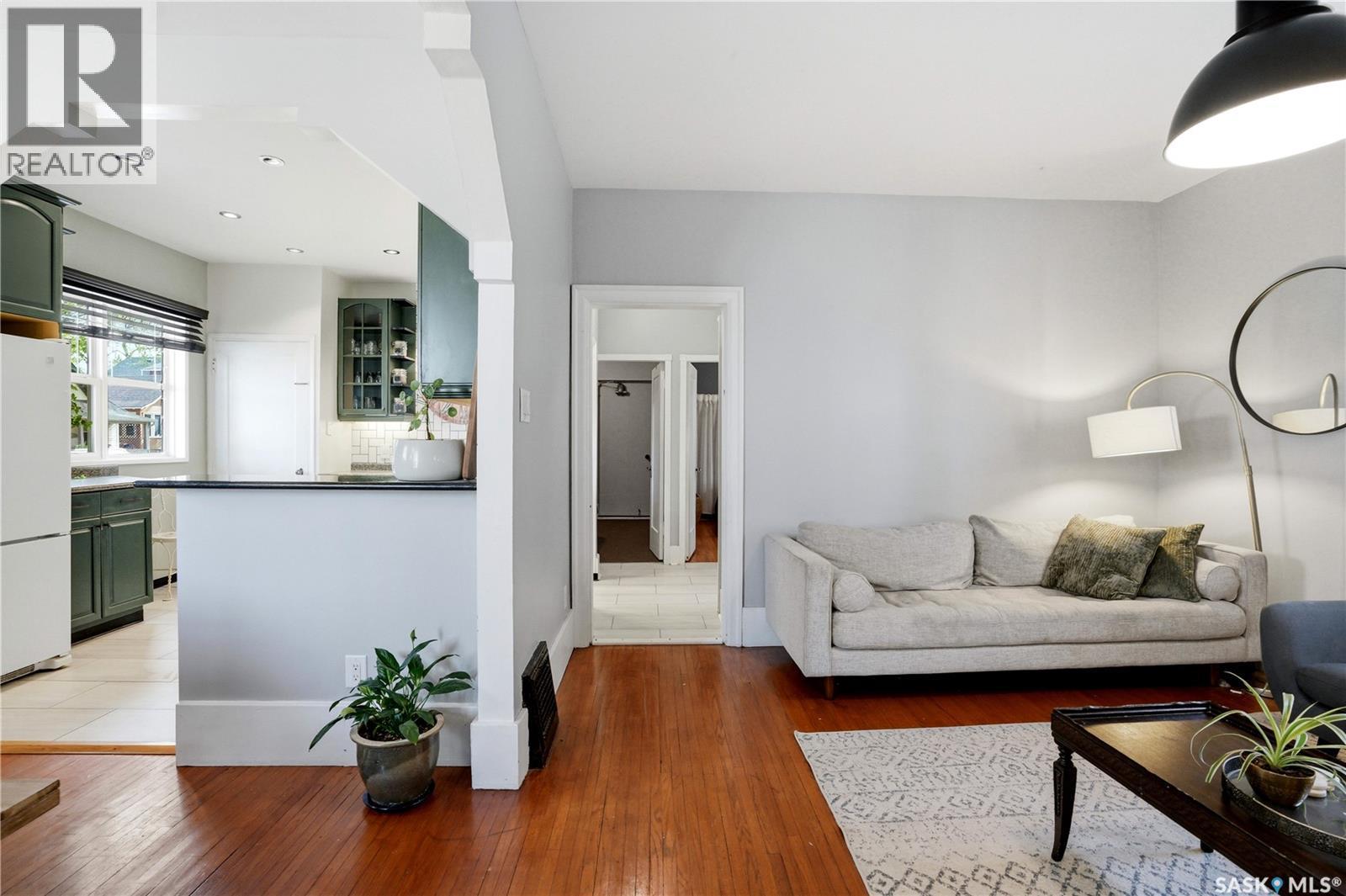 1001 Lorne Avenue, Saskatoon, SK - Indoor Photo Showing Living Room