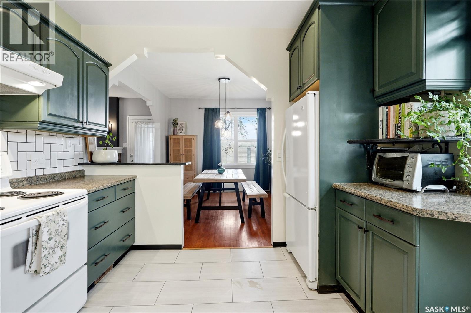 1001 Lorne Avenue, Saskatoon, SK - Indoor Photo Showing Kitchen