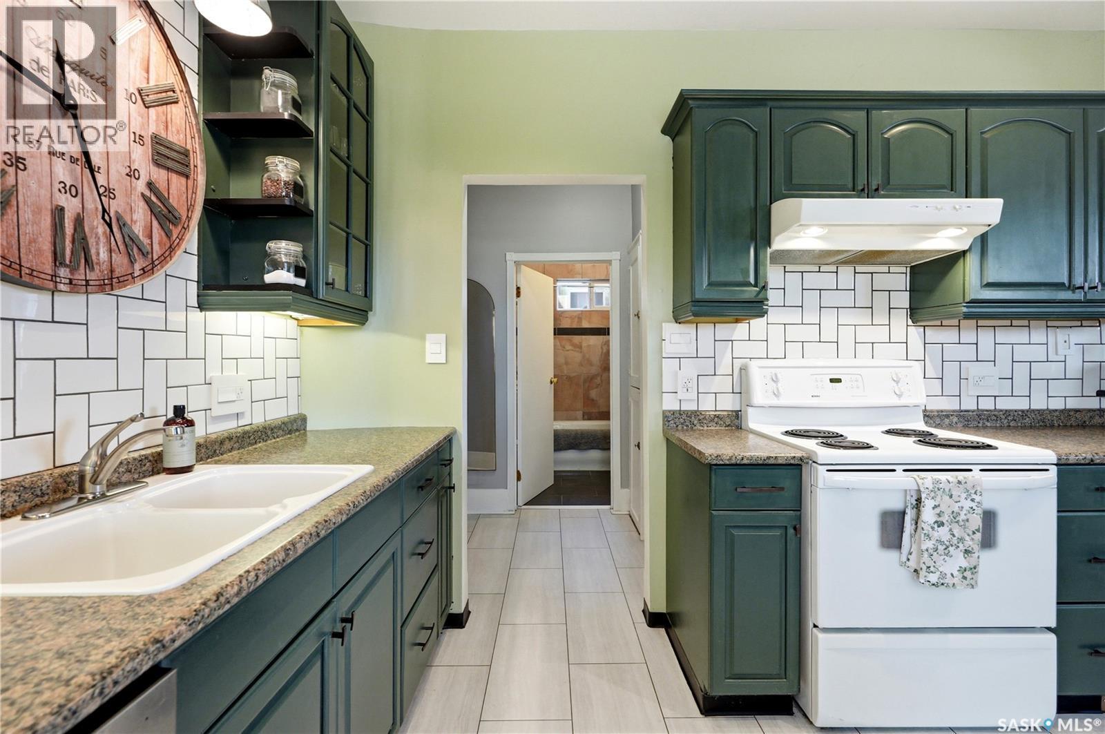 1001 Lorne Avenue, Saskatoon, SK - Indoor Photo Showing Kitchen With Double Sink