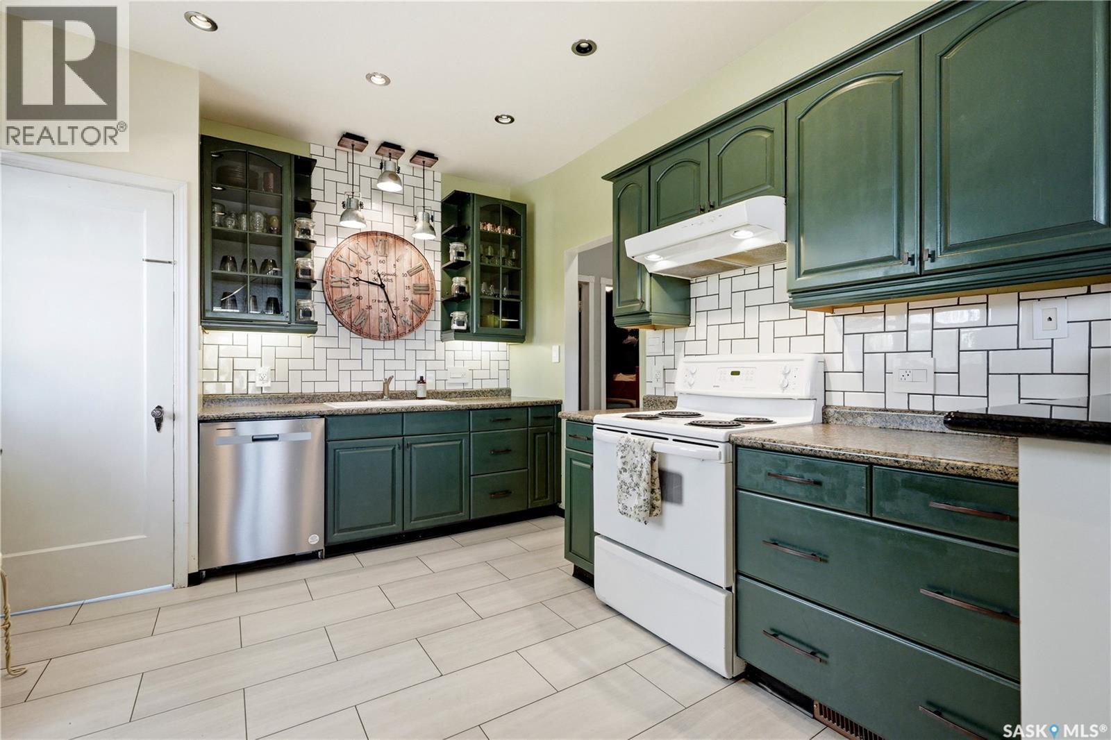 1001 Lorne Avenue, Saskatoon, SK - Indoor Photo Showing Kitchen