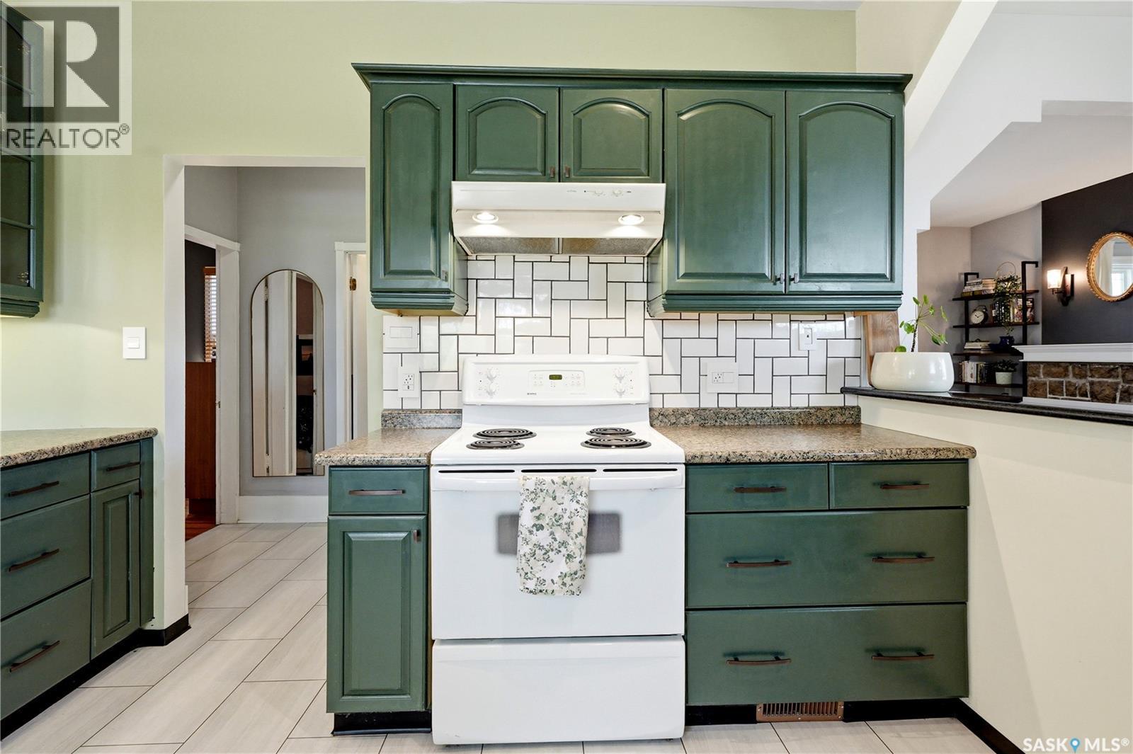 1001 Lorne Avenue, Saskatoon, SK - Indoor Photo Showing Kitchen