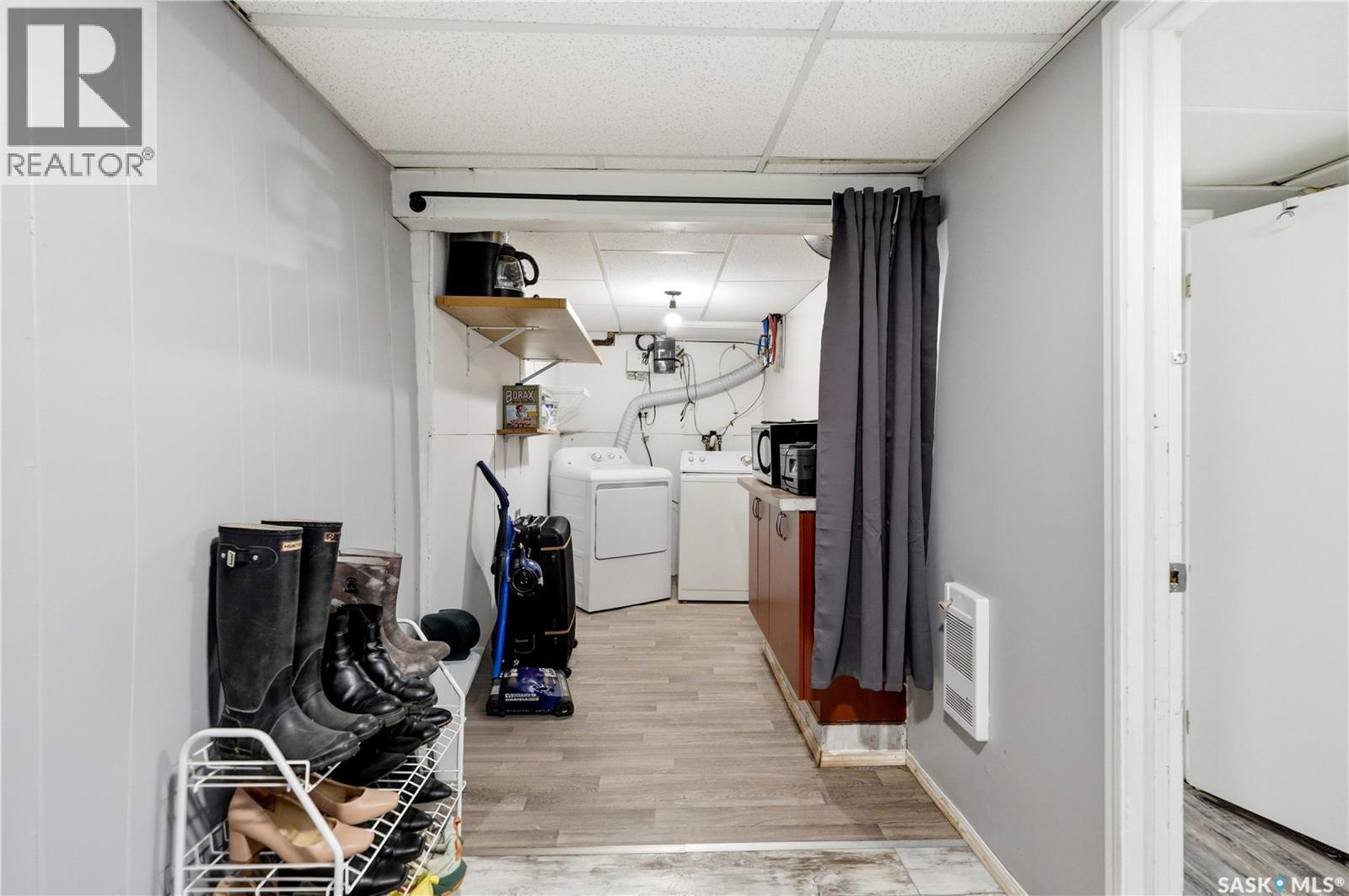 1001 Lorne Avenue, Saskatoon, SK - Indoor Photo Showing Laundry Room