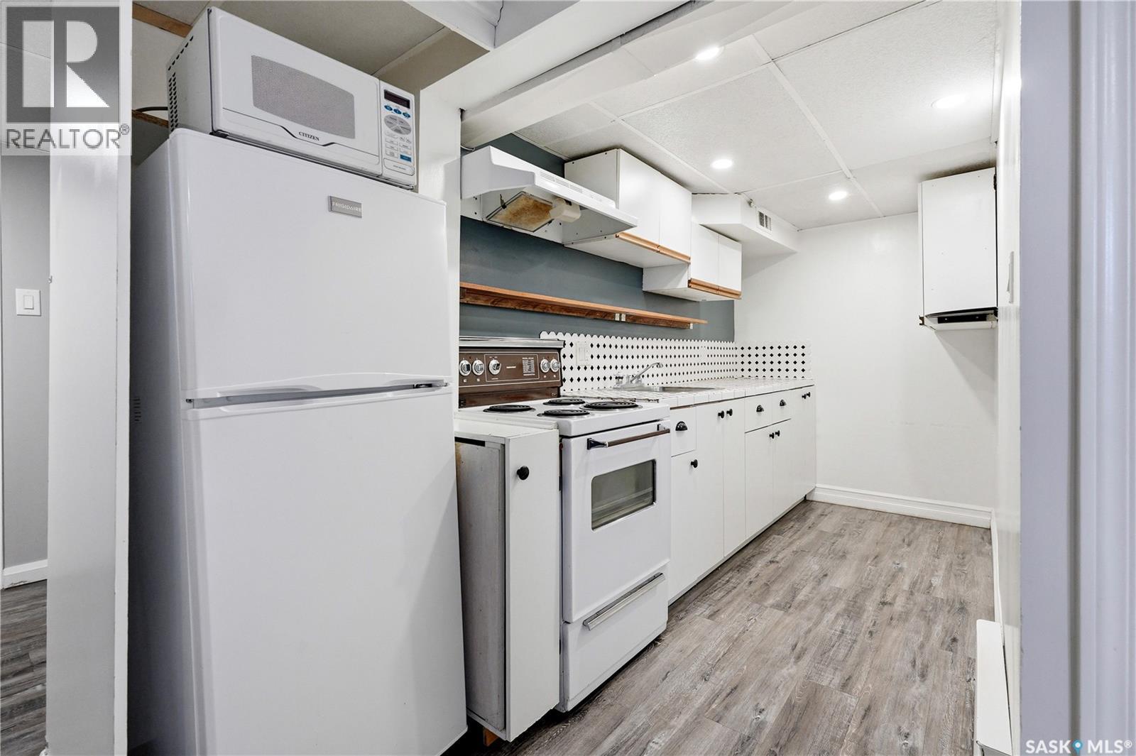 1001 Lorne Avenue, Saskatoon, SK - Indoor Photo Showing Kitchen