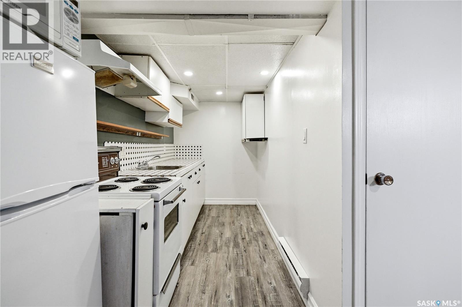 1001 Lorne Avenue, Saskatoon, SK - Indoor Photo Showing Kitchen