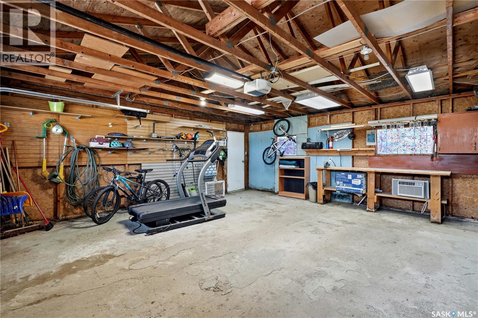 1001 Lorne Avenue, Saskatoon, SK - Indoor