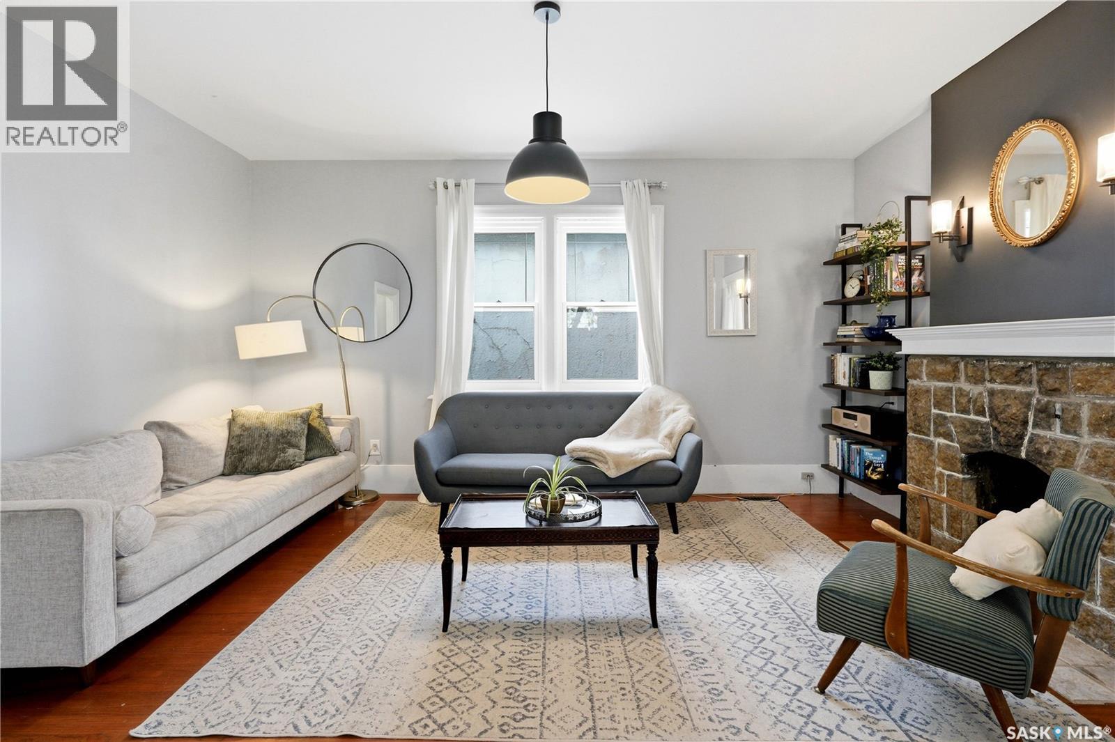1001 Lorne Avenue, Saskatoon, SK - Indoor Photo Showing Living Room