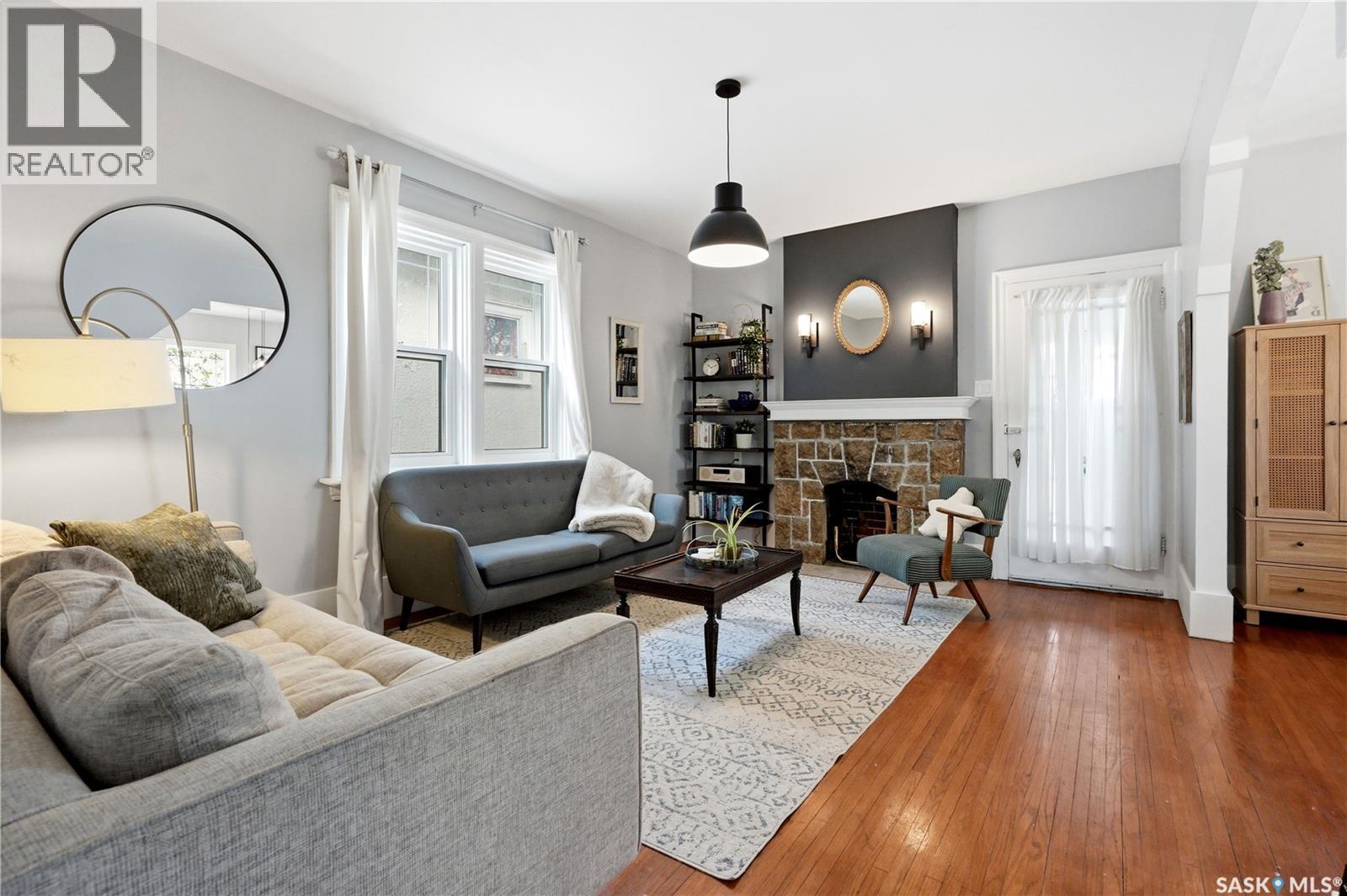 1001 Lorne Avenue, Saskatoon, SK - Indoor Photo Showing Living Room With Fireplace