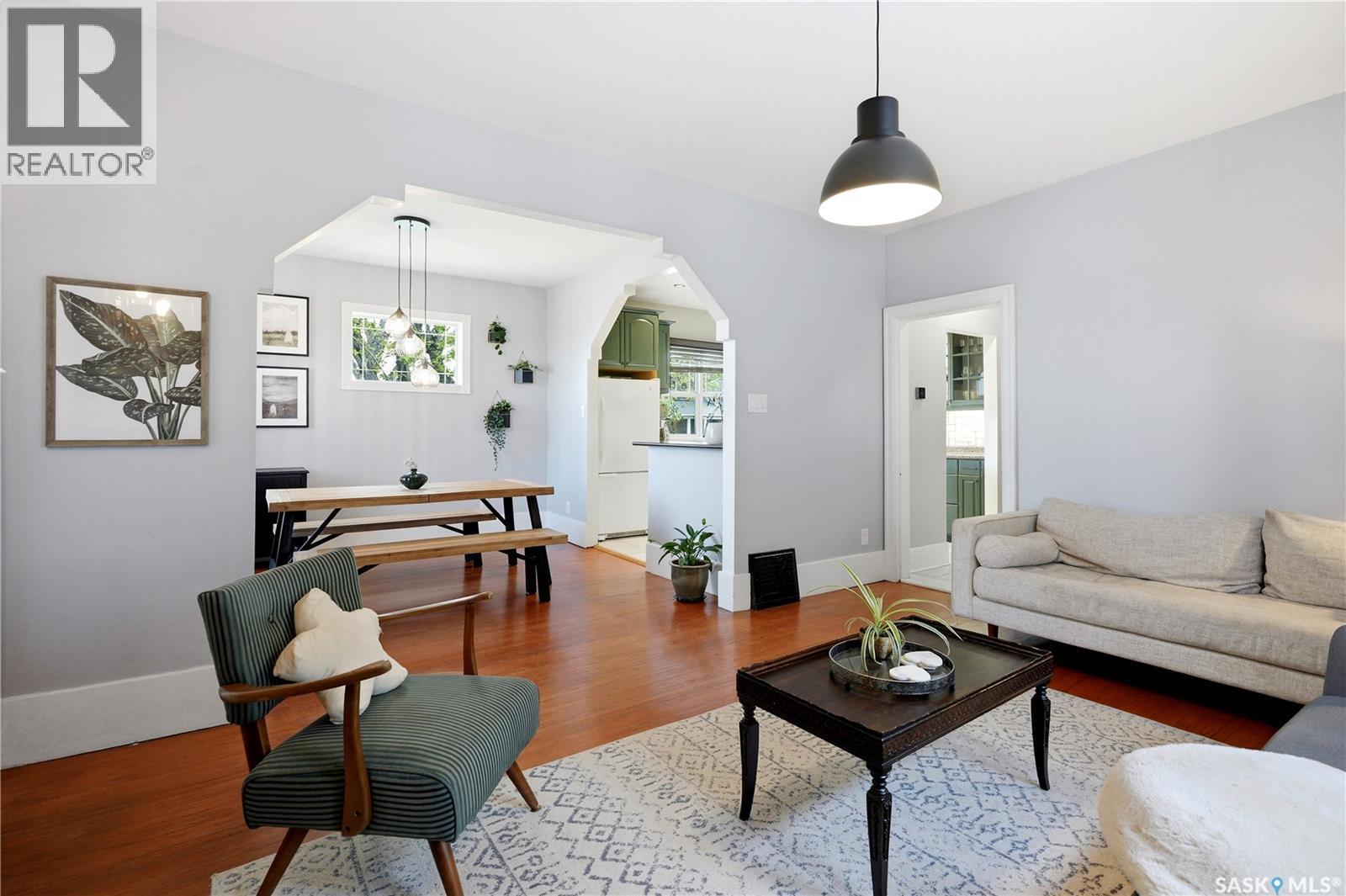 1001 Lorne Avenue, Saskatoon, SK - Indoor Photo Showing Living Room