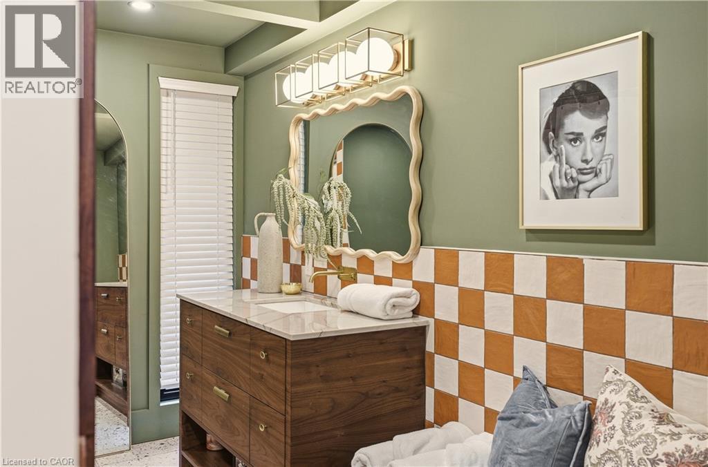 2510 Britannia Road, Burlington, ON - Indoor Photo Showing Bathroom