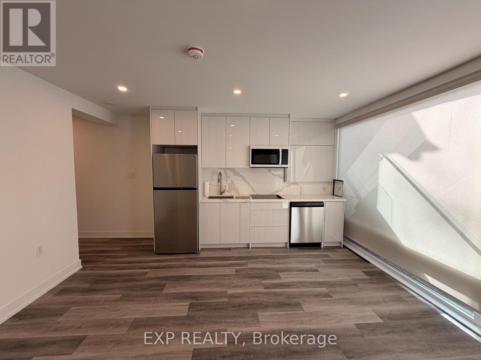 Lower - 19 Devon Road, Toronto, ON - Indoor Photo Showing Kitchen