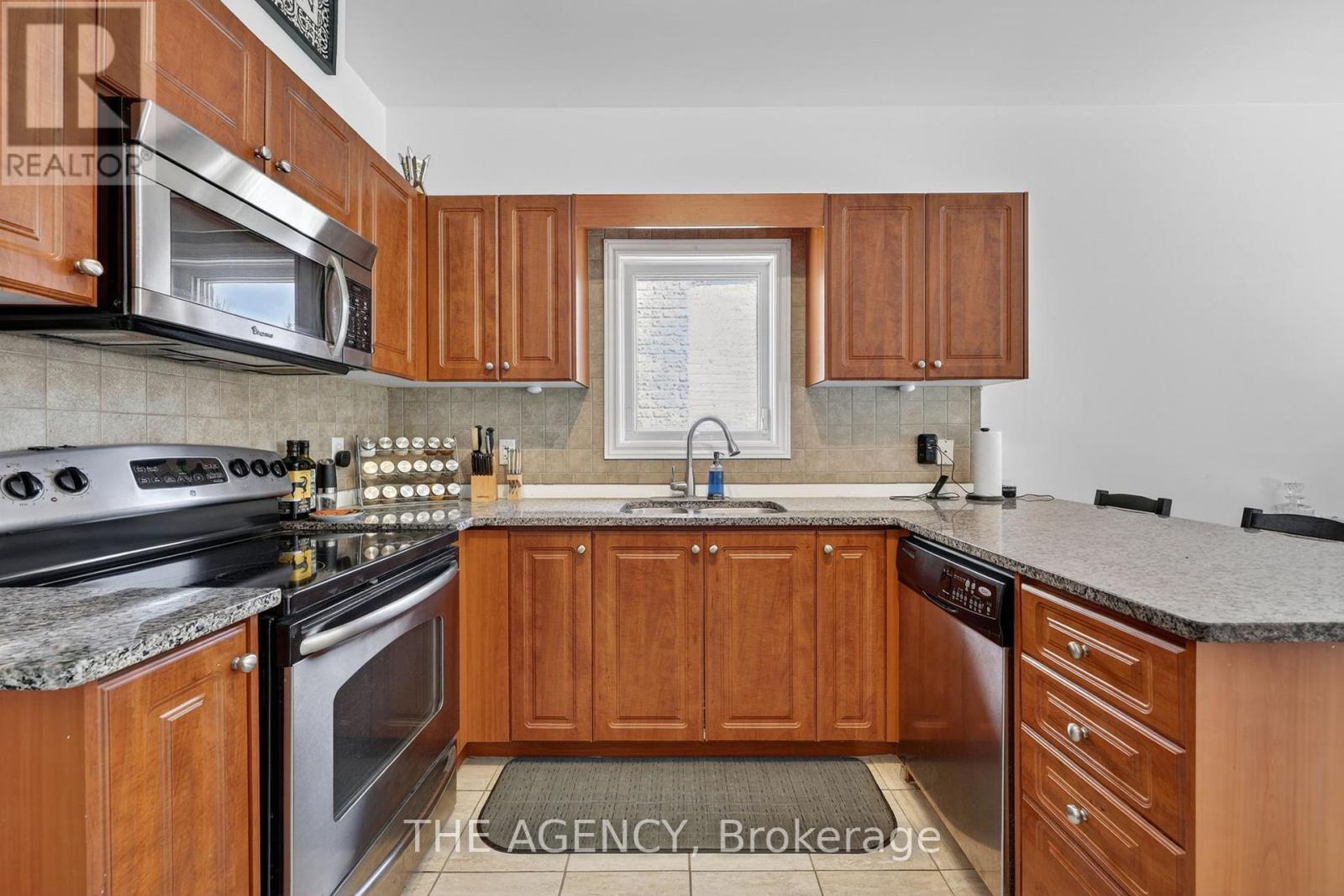 21 Silver Trail, Barrie, ON - Indoor Photo Showing Kitchen