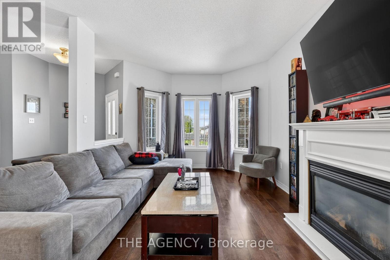 21 Silver Trail, Barrie, ON - Indoor Photo Showing Living Room With Fireplace