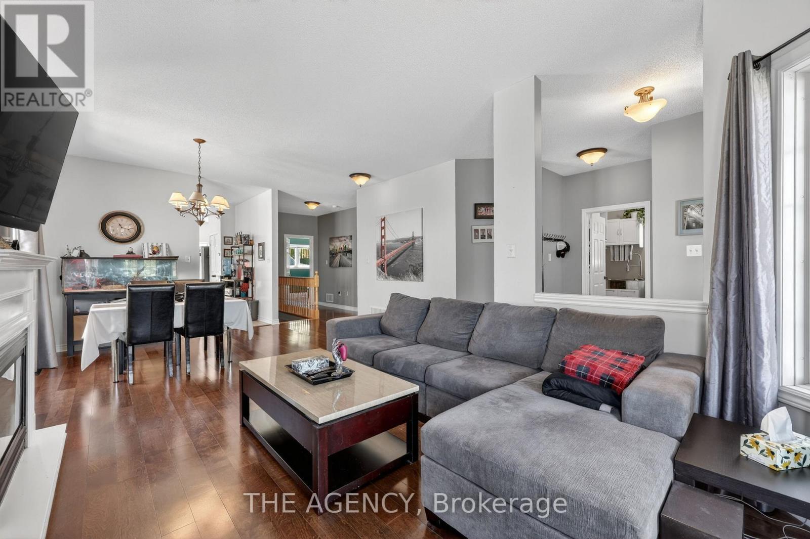21 Silver Trail, Barrie, ON - Indoor Photo Showing Living Room