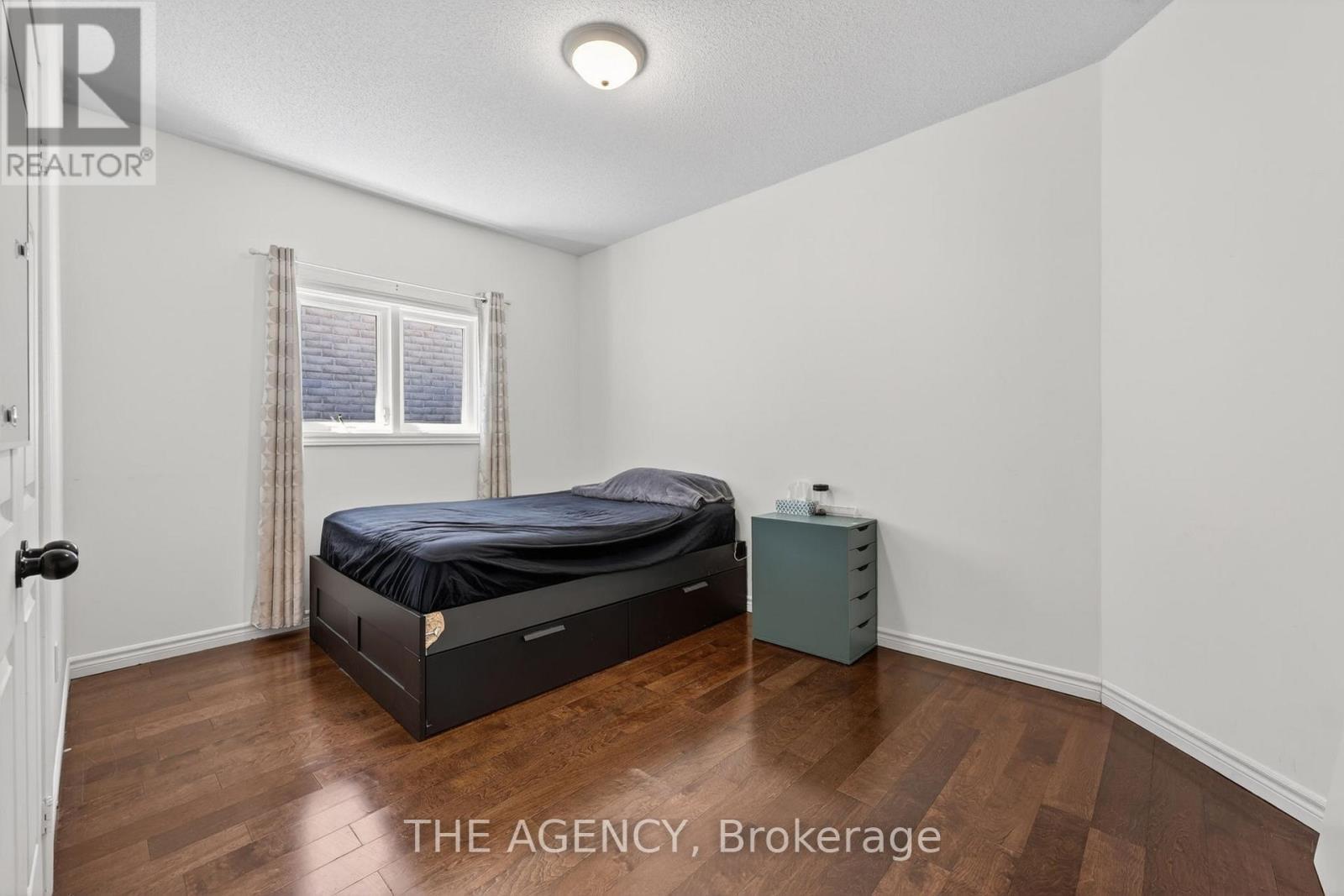 21 Silver Trail, Barrie, ON - Indoor Photo Showing Bedroom