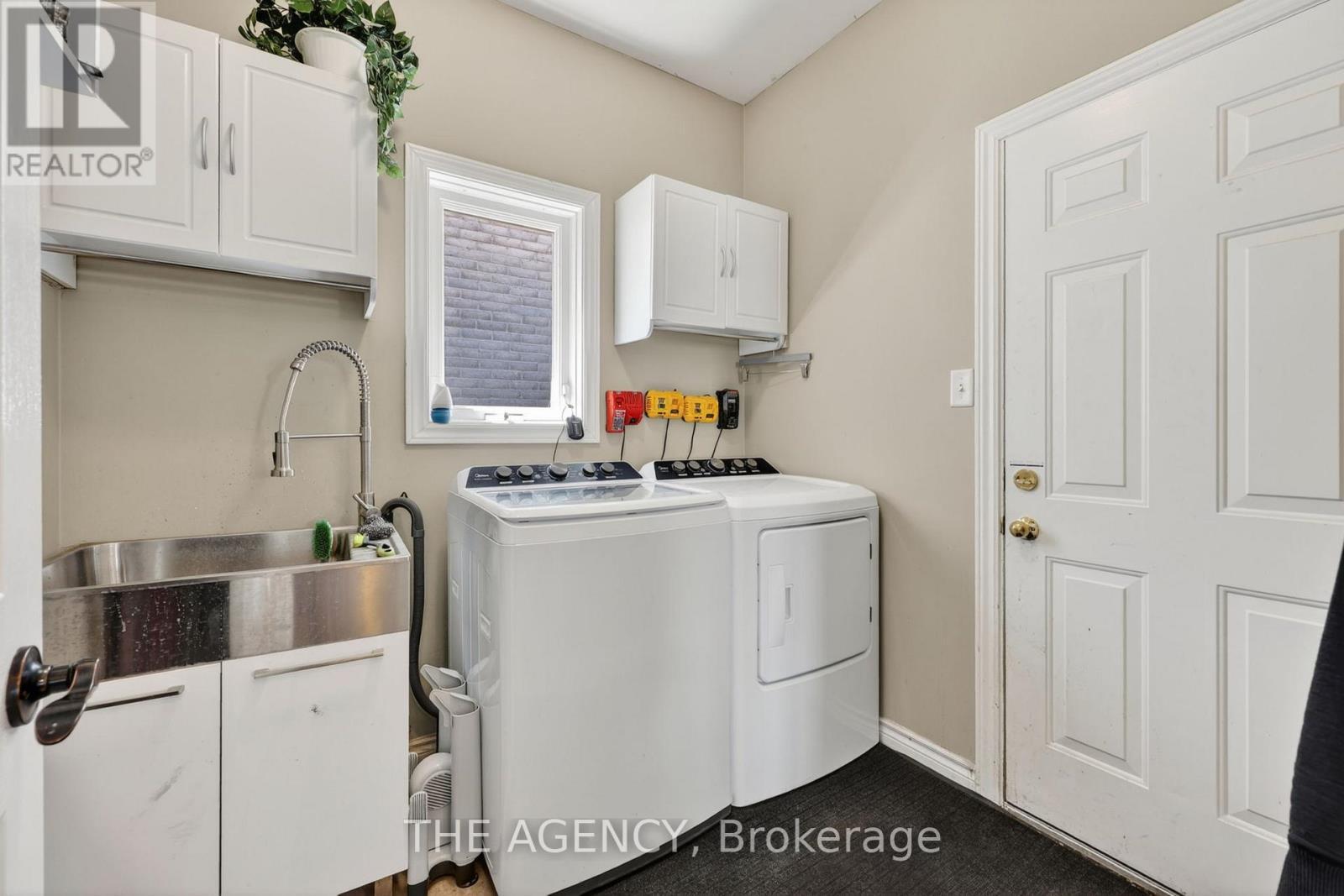 21 Silver Trail, Barrie, ON - Indoor Photo Showing Laundry Room