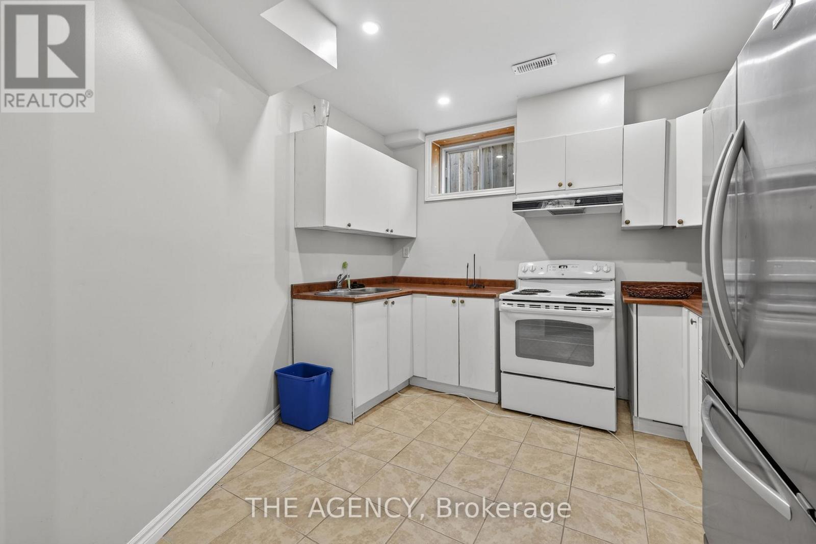21 Silver Trail, Barrie, ON - Indoor Photo Showing Kitchen With Double Sink
