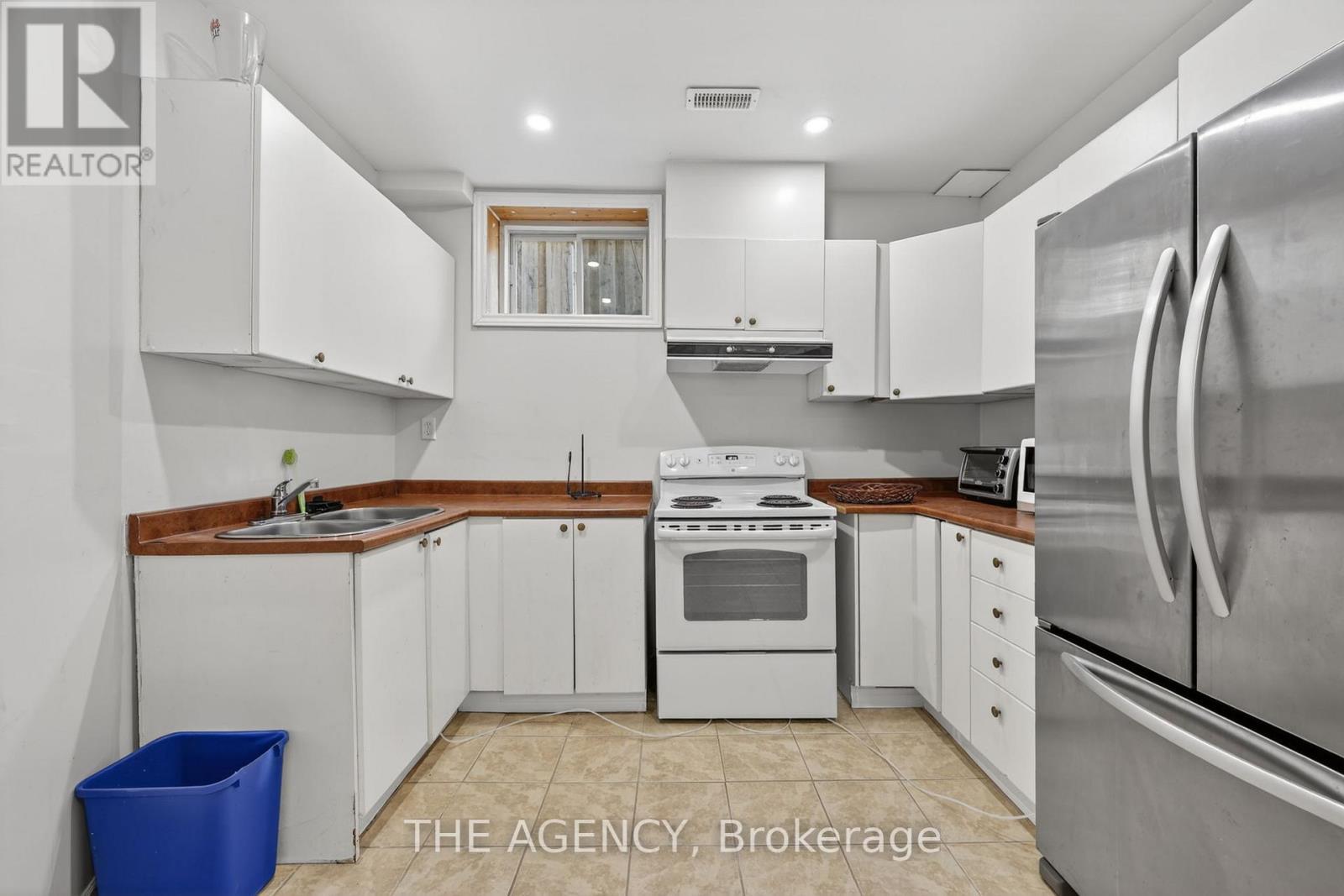 21 Silver Trail, Barrie, ON - Indoor Photo Showing Kitchen With Double Sink