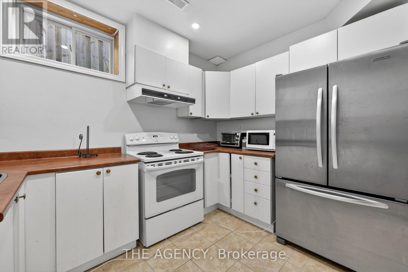 21 Silver Trail, Barrie, ON - Indoor Photo Showing Kitchen