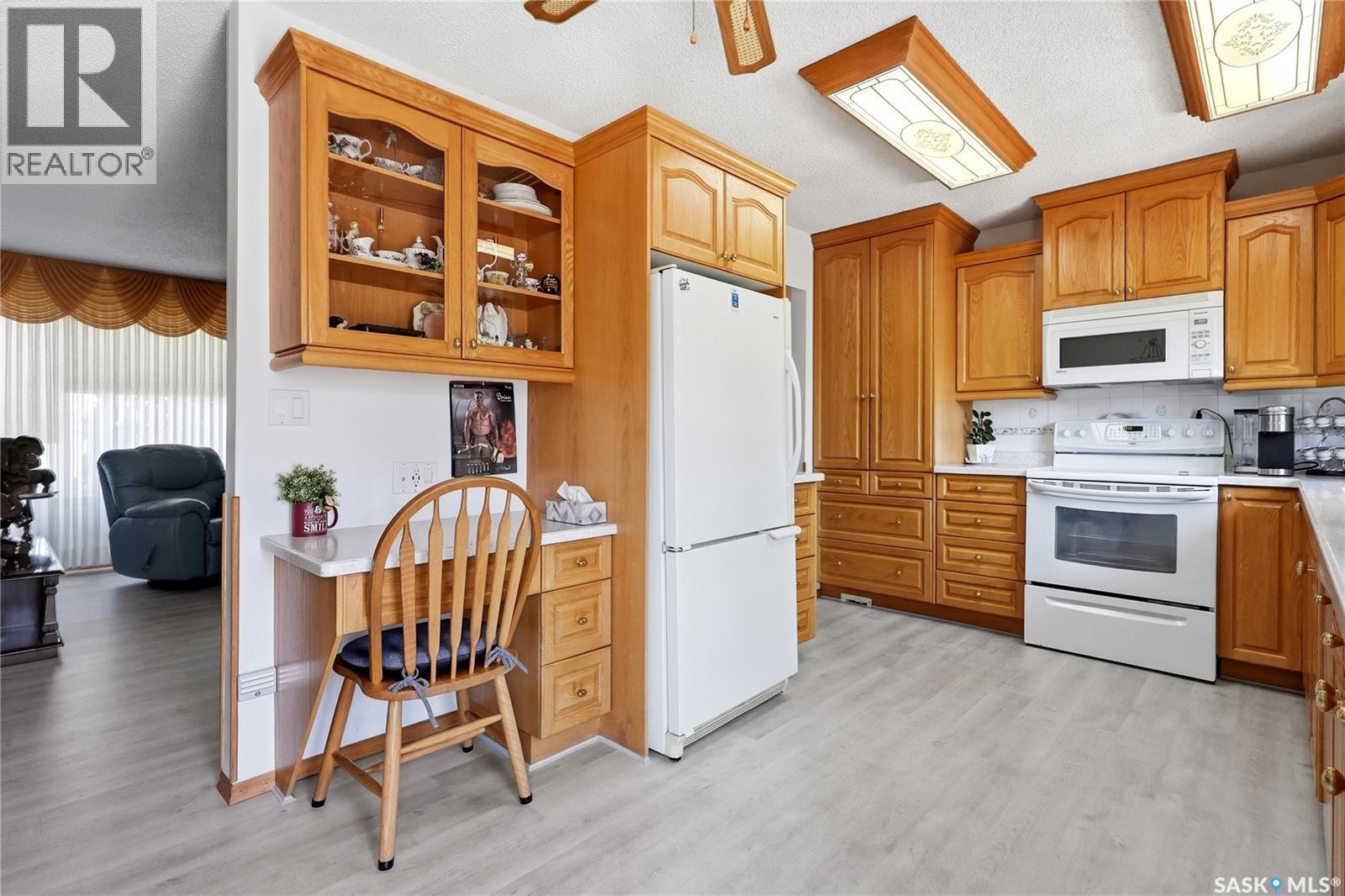 3355 Fairlight Drive, Saskatoon, SK - Indoor Photo Showing Kitchen