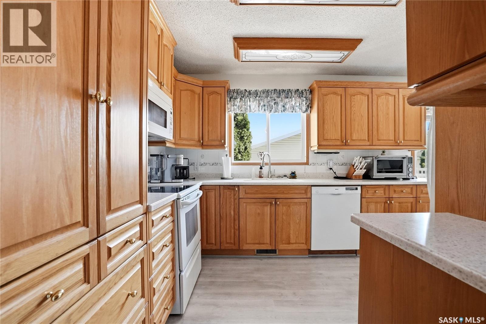 3355 Fairlight Drive, Saskatoon, SK - Indoor Photo Showing Kitchen