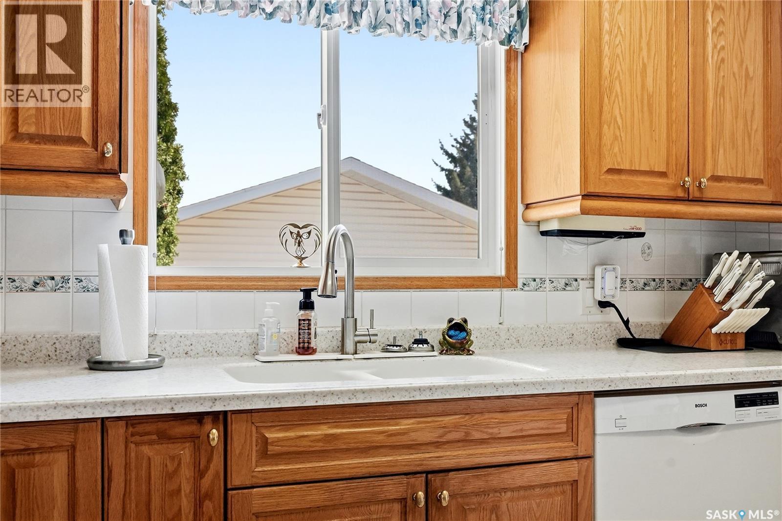 3355 Fairlight Drive, Saskatoon, SK - Indoor Photo Showing Kitchen With Double Sink