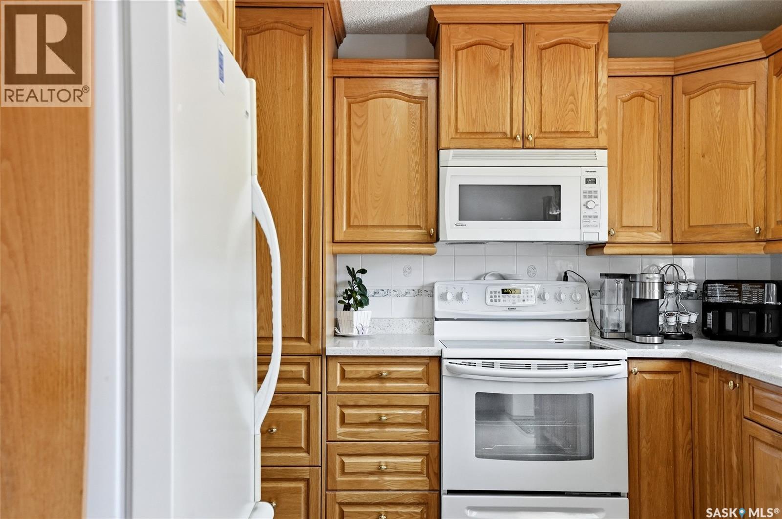 3355 Fairlight Drive, Saskatoon, SK - Indoor Photo Showing Kitchen