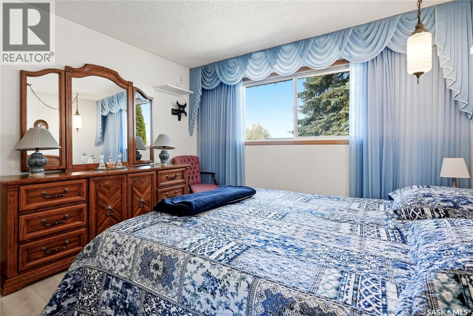 3355 Fairlight Drive, Saskatoon, SK - Indoor Photo Showing Bedroom