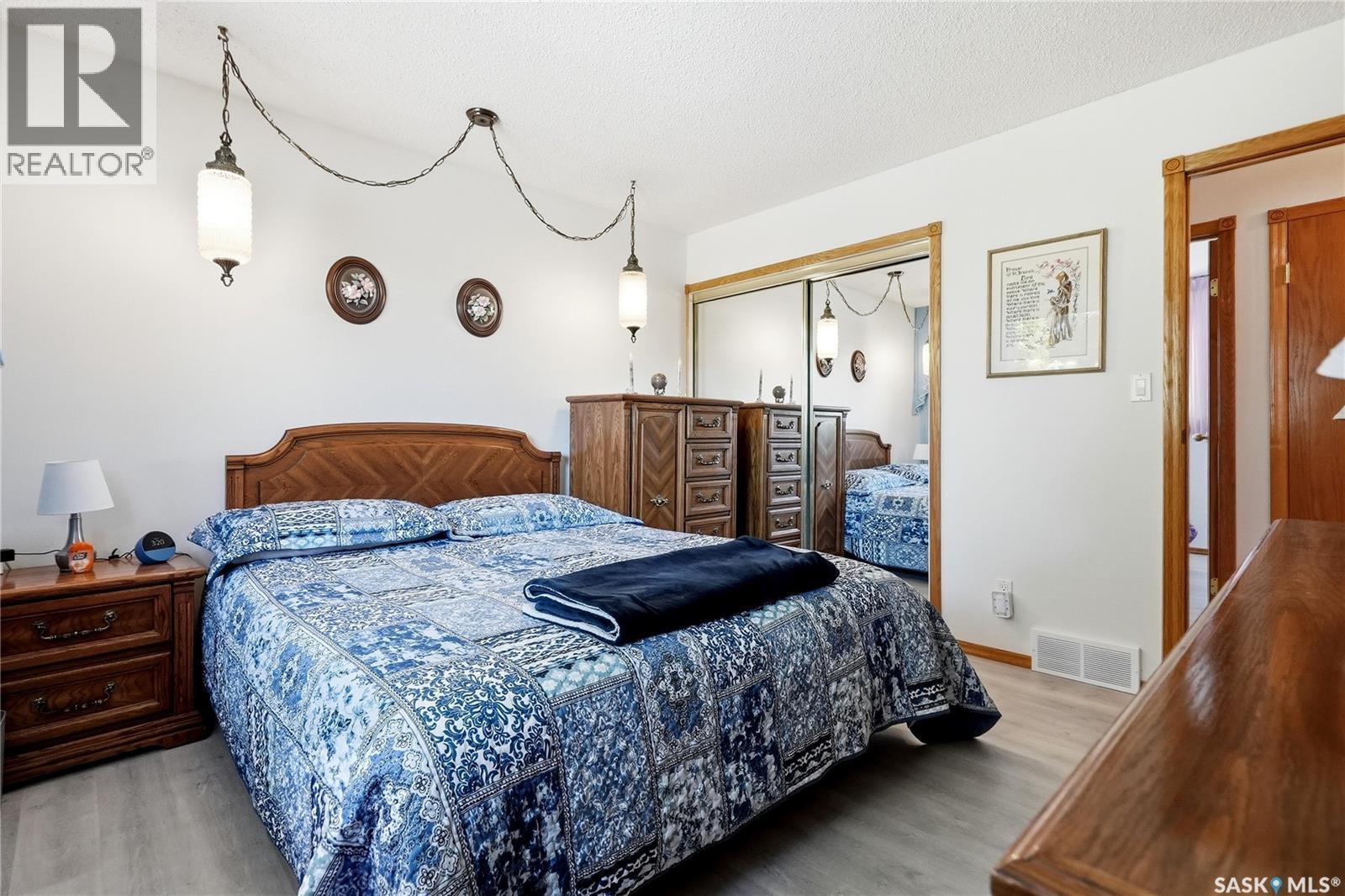 3355 Fairlight Drive, Saskatoon, SK - Indoor Photo Showing Bedroom