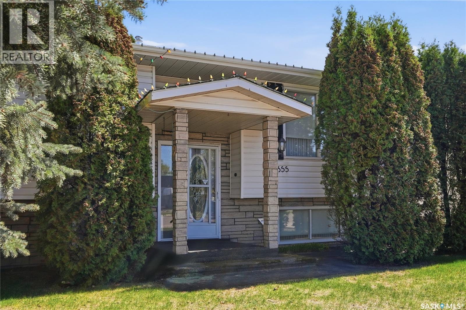 3355 Fairlight Drive, Saskatoon, SK - Outdoor