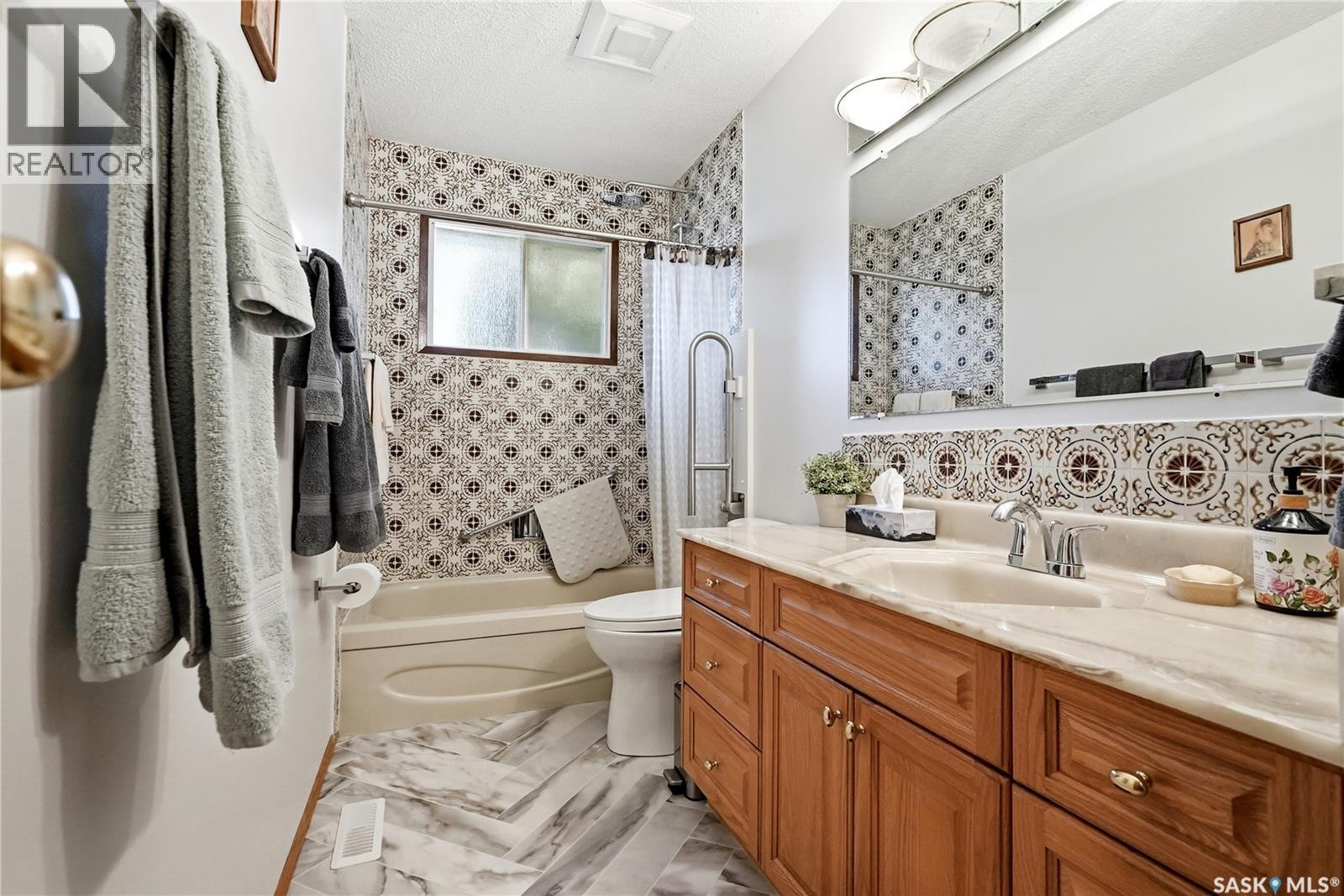 3355 Fairlight Drive, Saskatoon, SK - Indoor Photo Showing Bathroom